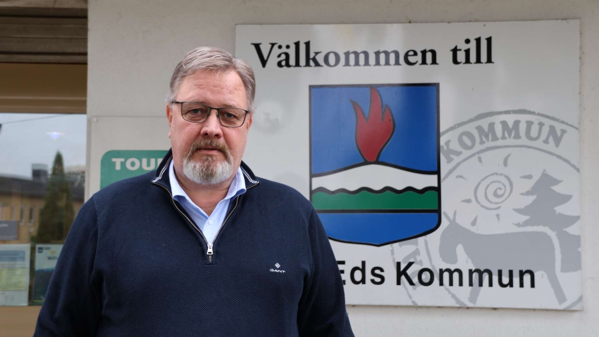 Andreas Nilsson, kommunstyrelsens ordförande i Dals-Ed, säger att kommunen väntar med att rekrytera ny kommundirektör till nästa år.