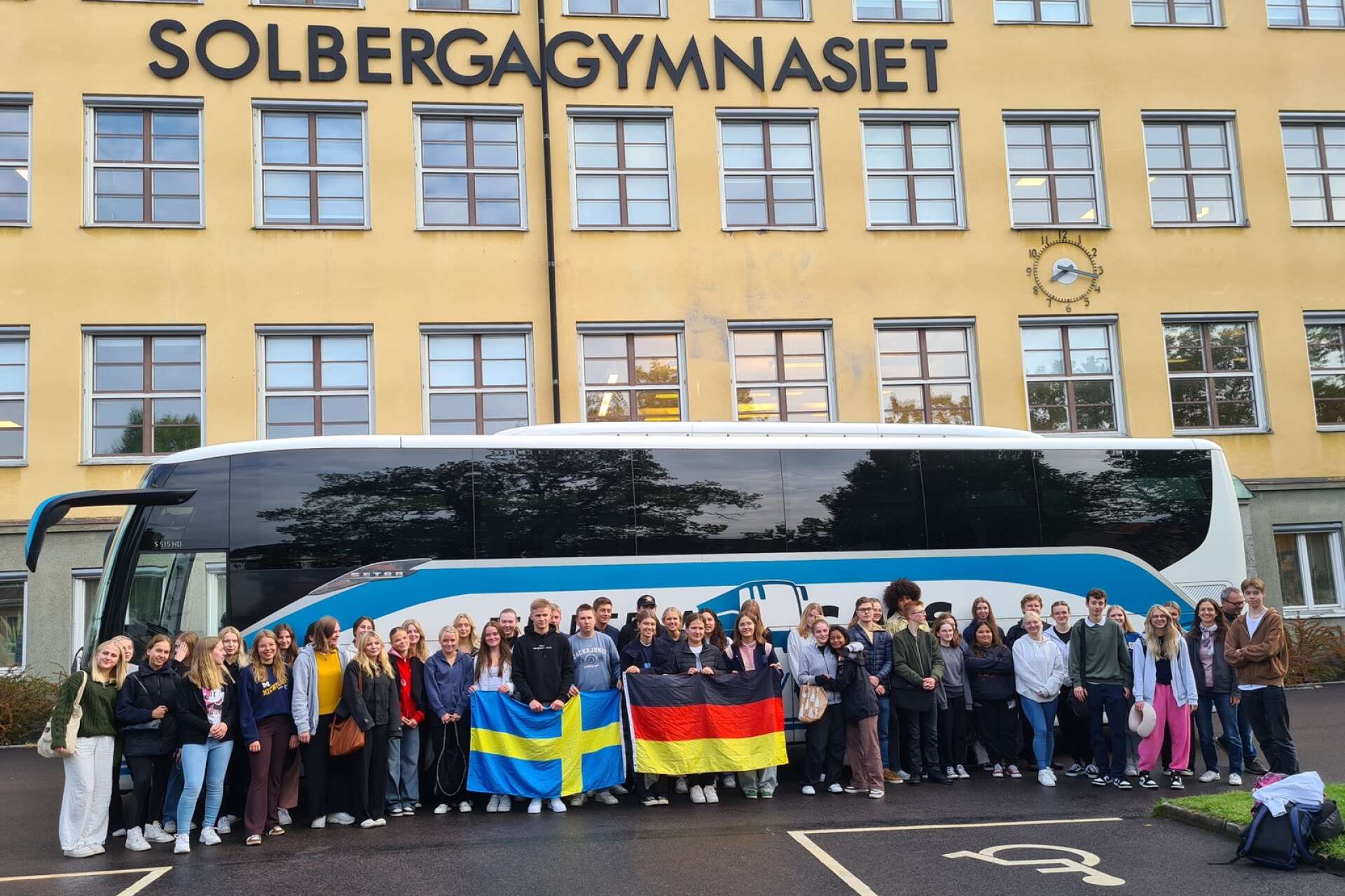 Hela gänget med svenska och tyska elever samlade på Solbergas skolgård före tyskarnas avfärd hemåt. 