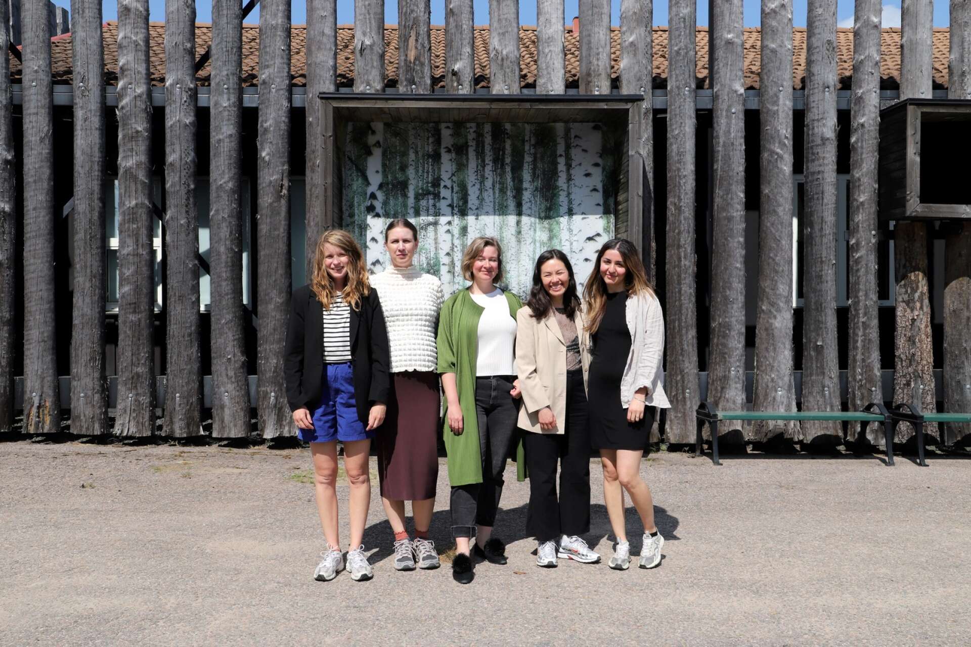 Konstnärerna Therése Olsson, Pia Högman, Camilla Edström Ödemark, Malin Lin Nordström och Jasmin Daryani, har influerats av finnskogarna i Värmland, Gävleborg och Dalarna. 