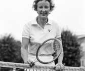 Säfflefödda Margareta Bönström, nu 89 år, är ett välkänt namn i tennisvärlden. 1970 bildade hon Svenska tennisförbundets damelitkommitté och arbetade i Womens International professional Tennis Council. 1971 blev hon första kvinnliga ledamot i Svenska tennisförbundets styrelse och fem år senare bildade hon Europeiska damproffskommittén där hon efter fem år som ordförande fortsatte att vara aktiv in på 1990-talet. Bilden är från ett besök i Säffle på 70-talet.