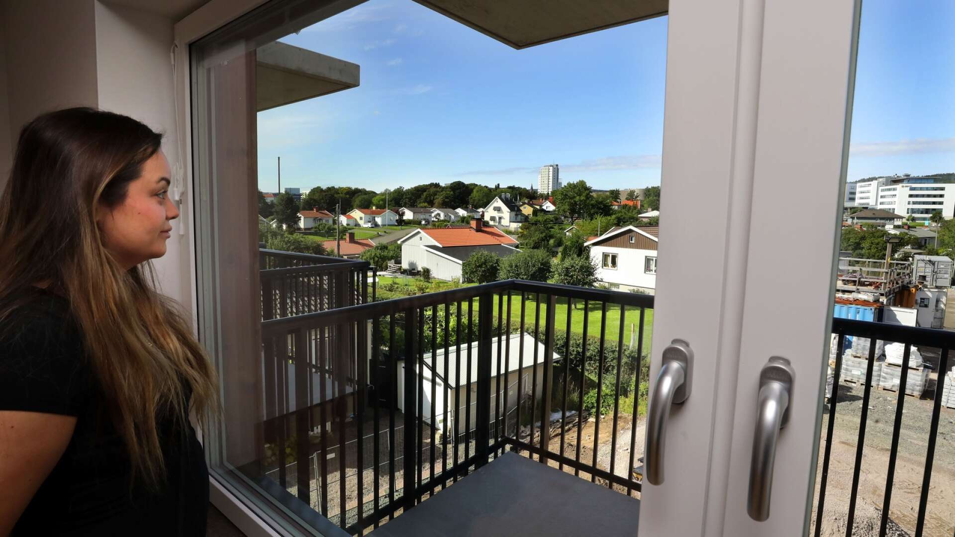 ”Det känns så lyxigt och härligt med en egen balkong” Olivia Jonsson flyttar nu in i en lägenhet i Skövdebostäders Bostället, i december är del två av byggprojektet klart och ytterligare 59 lägenheter står klara.
