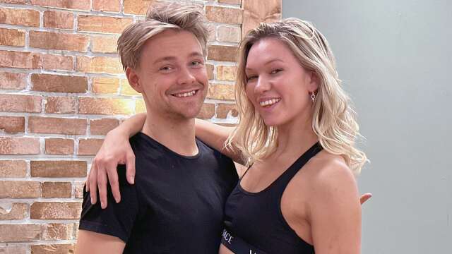 Hampus Hedström tillsammans med sin nya partner Tove Villför. 