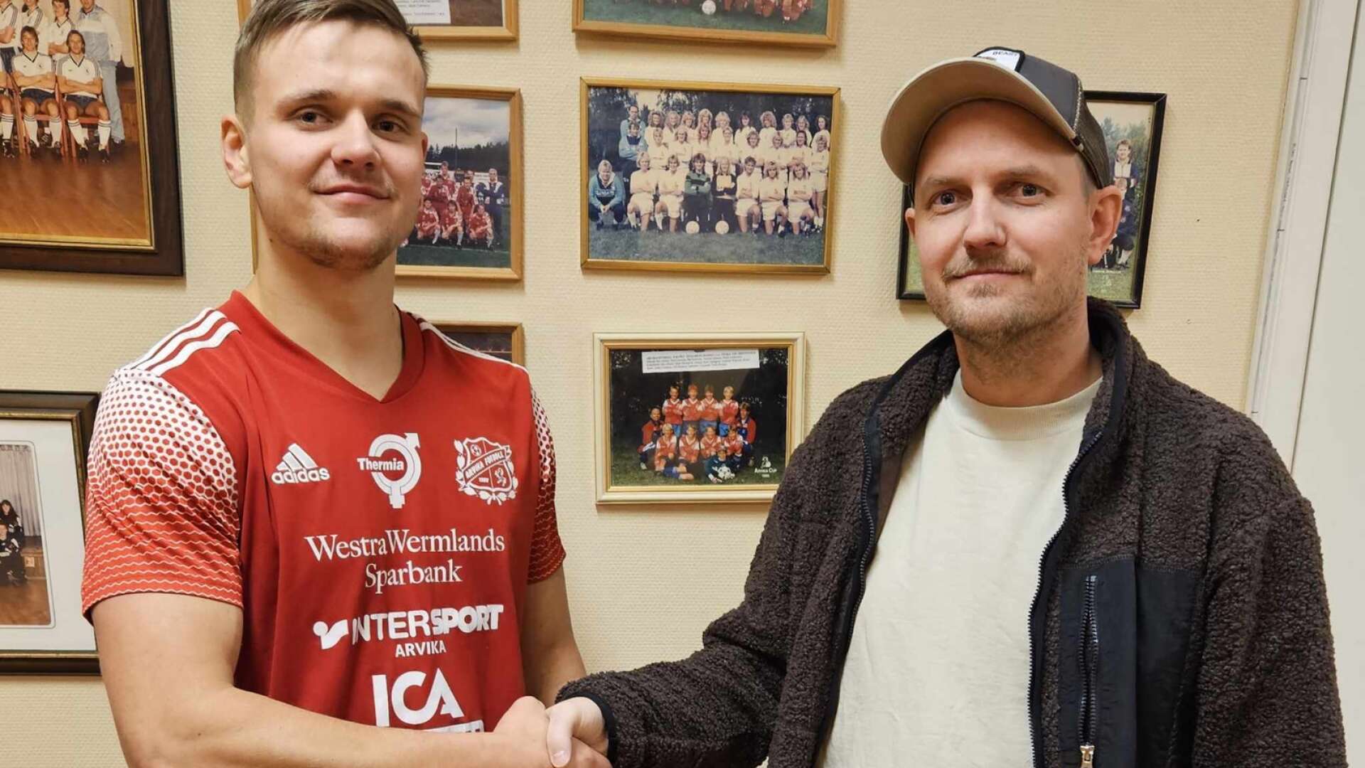Nyförvärvet Viktor Nilsson och Arvika Fotbolls huvudtränare Christian Berntsson.