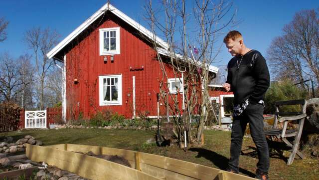 Nya odlingslådor med små sittytor, en redskaps-buske som hjälper till att bibehålla ordningen och mycket skaparglädje utgör Tor och Thom Lindströms trädgård.