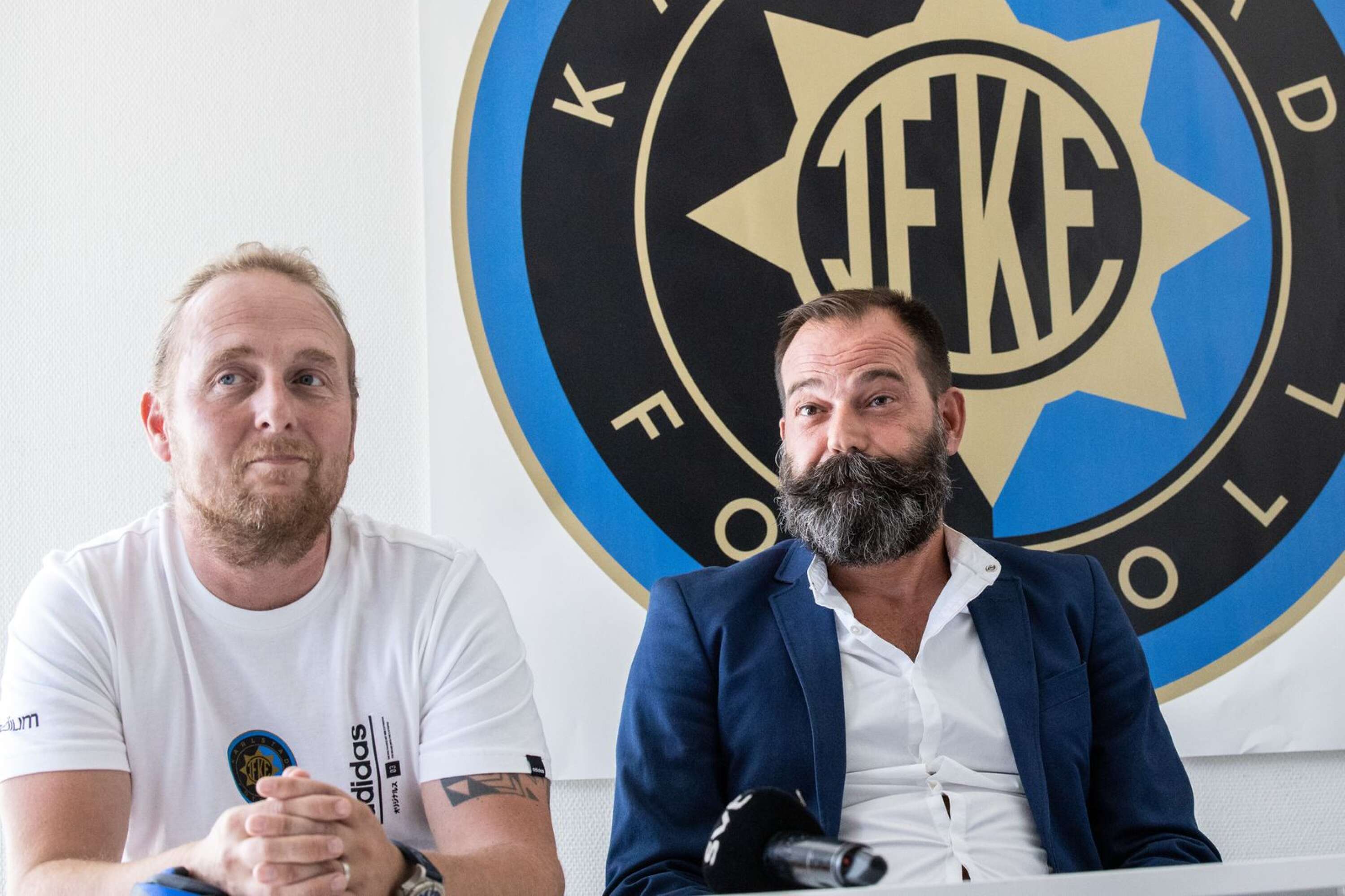 Daniel Pettersson och Konstantinos Panagopoulos under pressträffen där Kostas presenteras som ny huvudtränare.