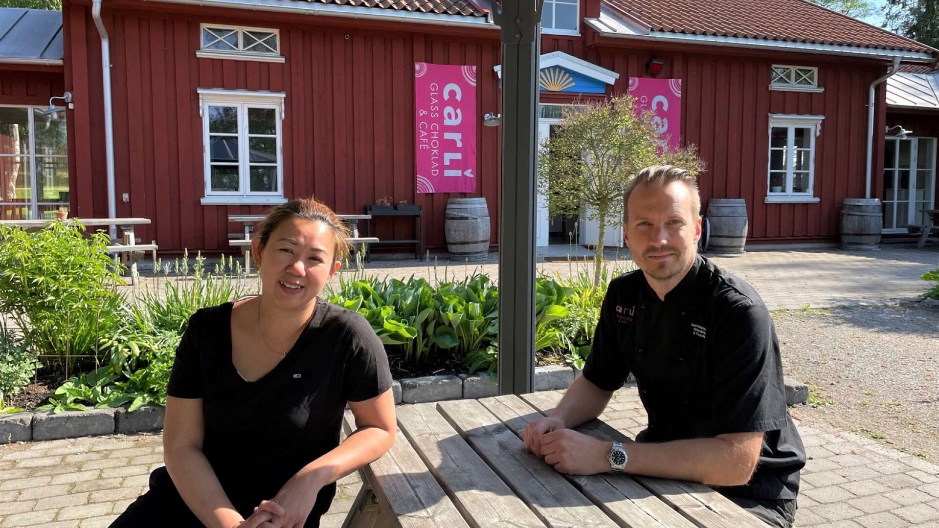Ägarna till caféet Carli Choklad i Karlstad, Daniel Kristensen och Li Thi Dam återkommer till Sågudden i sommar med sin caféverksamhet. Bilden är tagen förra sommaren. 