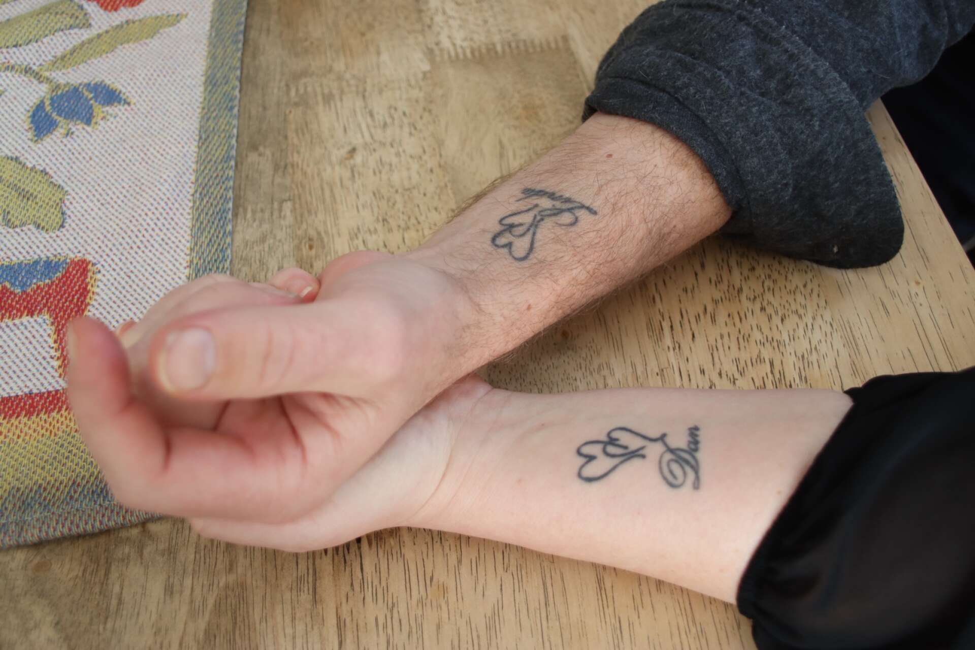 Dan och Linda har varandras namn intatuerade på handlederna. Ett bevis på deras starka kärlek. 