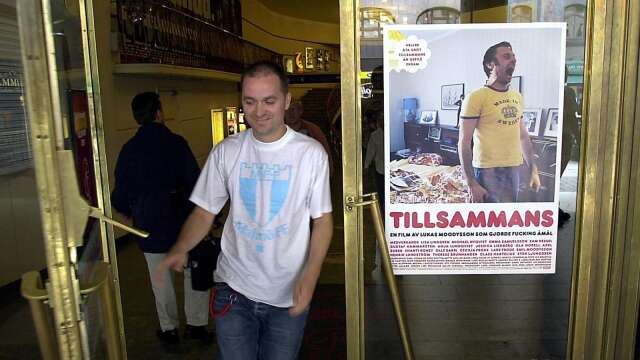 År 200 kom Lukas Moodyssons film Tillsammans. Nu blir den teater, i Karlstad.