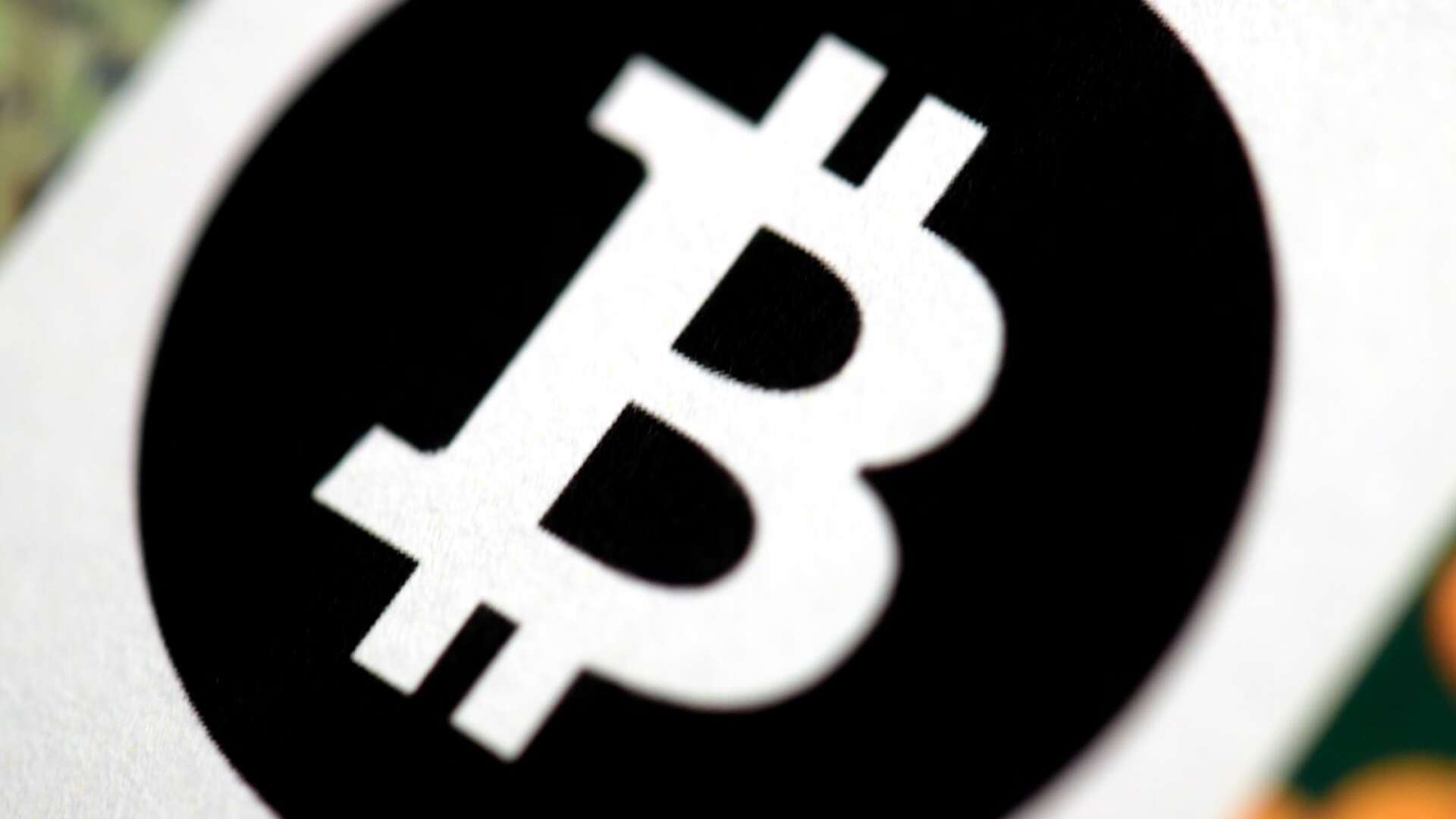 Bitcoin är en digital valuta vars huvudsyfte är att möjliggöra betalningar över Internet direkt mellan användare utan inblandning av tredje part.
