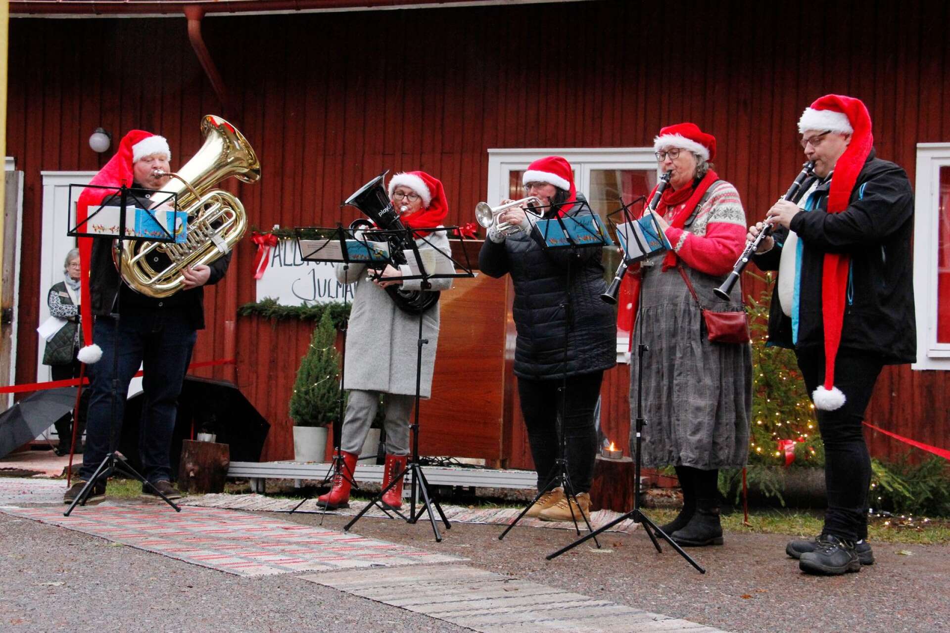 Den norska kvintetten Vigdis Lien Olsen, Stig Lien Olsen, Ingunn-Anette Öhra, Anne-Grete Strandengen och Fredrik Östreng spelade julmusik.