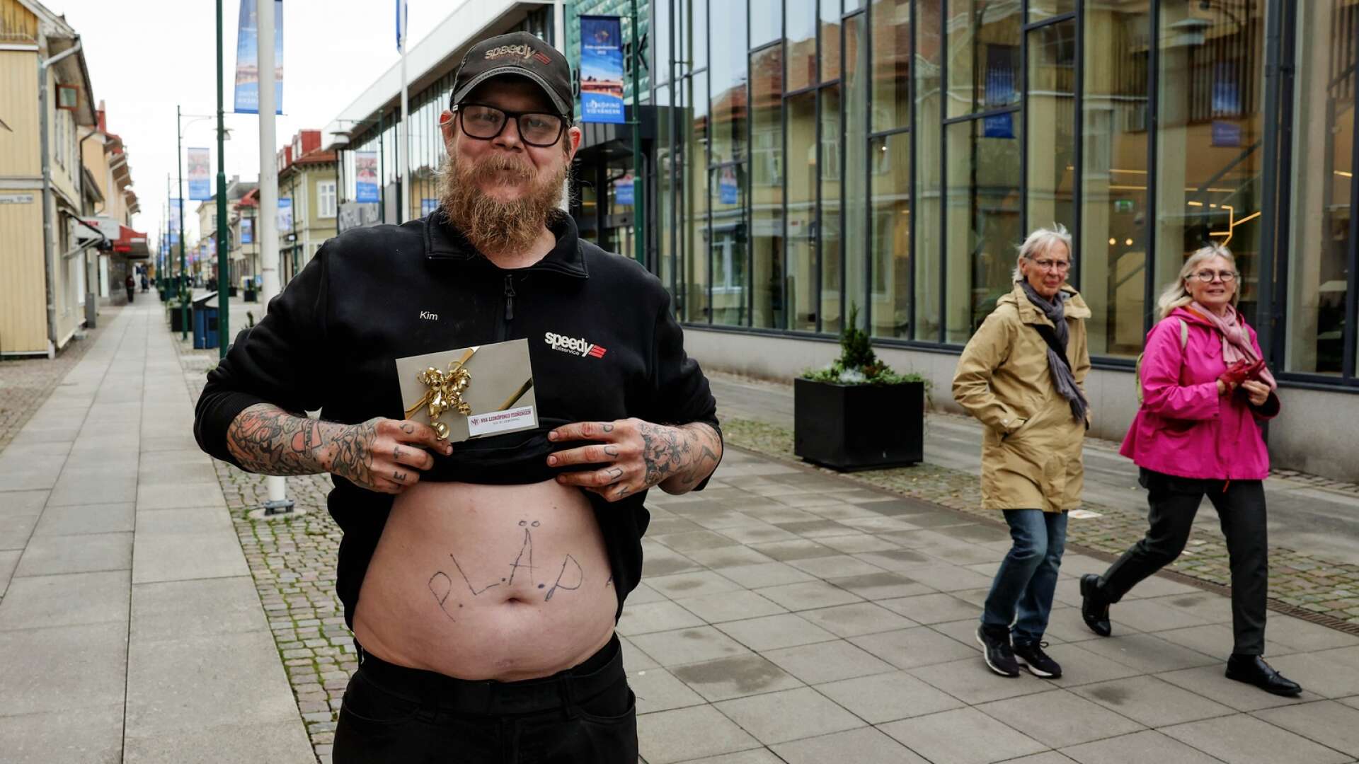 Kim Löf från Falköping blev den lyckliga vinnaren i NLT:s tävling om vem som har Skaraborgs fulaste tatuering. En fylletatuering han gjorde för cirka tio år sedan, berättar han. Nu ska den täckas över. 