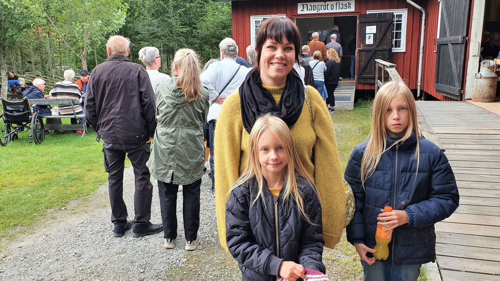 Elin Johansson med barnen Molly och Ludvig missade inte chansen att äta nävgröt med fläsk när de var på höstmarknaden i Brunskog..