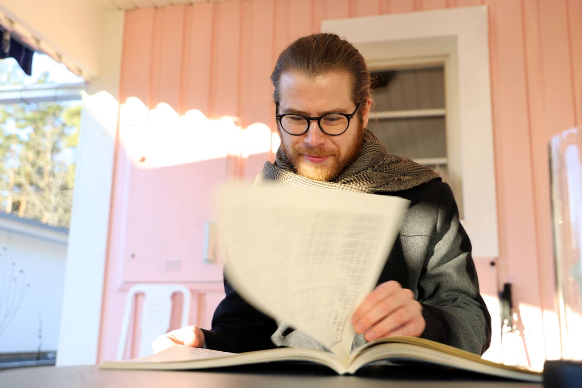 När Magnus Fryklund var tonåring i Karlstad lånade han partitur på stadsbiblioteket. Nu kommer noterna från operans eget bibliotek.