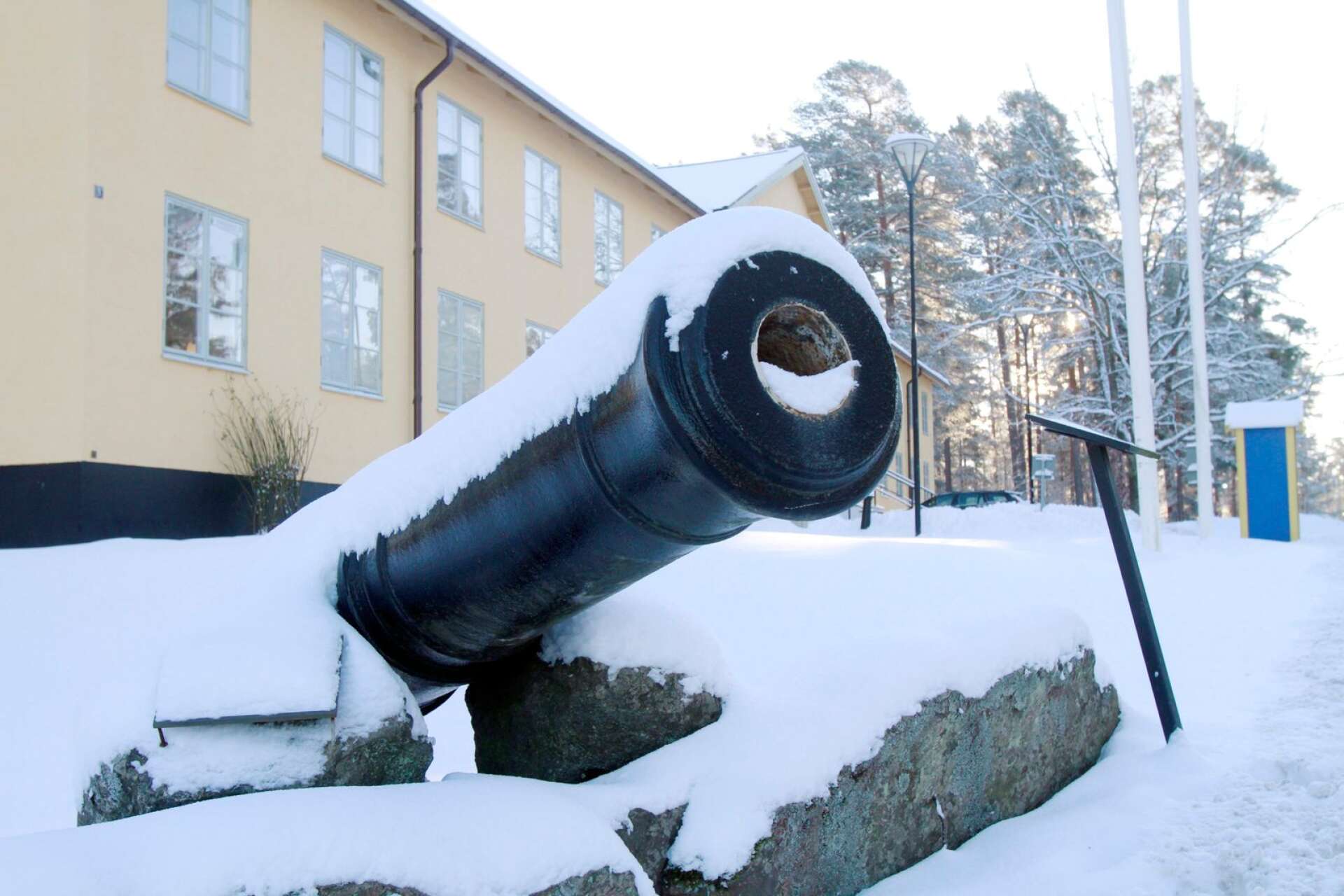 I dag är den gamla Edakanonen den enda artilleripjäsen på det gamla garnisonsområdet i Kristinehamn, men om något år kan den ha sällskap av yngre kollegor.
