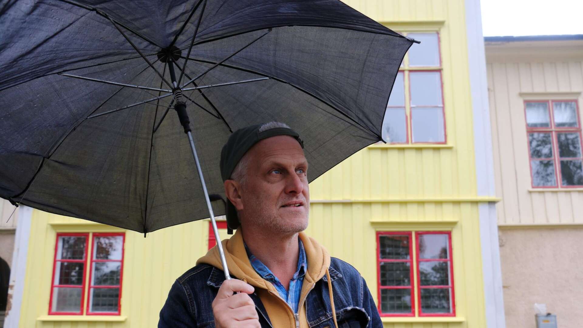 Rolf Carlsson ställer upp för Filipstad. Han spelar på torget i samband med manifestationen.