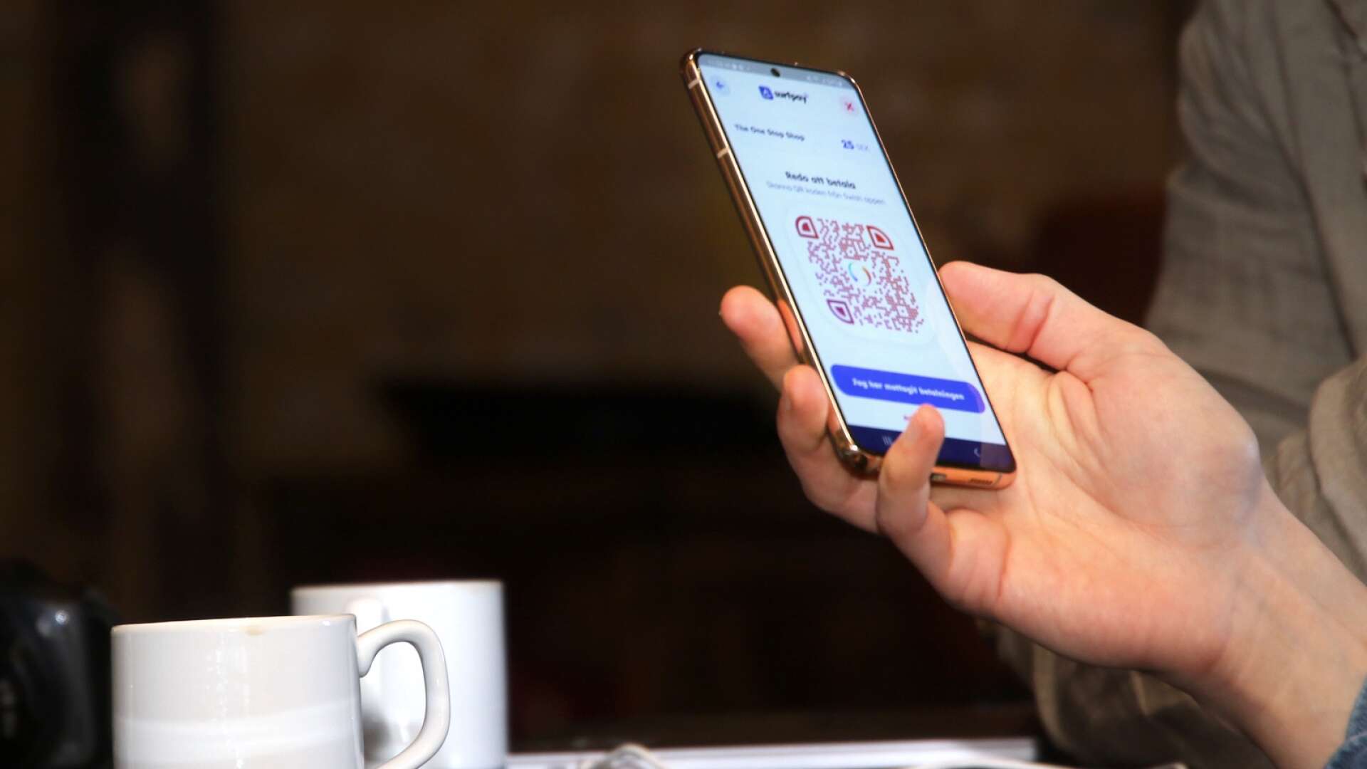 Mobiltelefonen blir snabbt en betalterminal med en app, vilket kan sänka kostnaderna för småföretagare. Det kommer nu att testas i Mariestad den närmaste tiden.