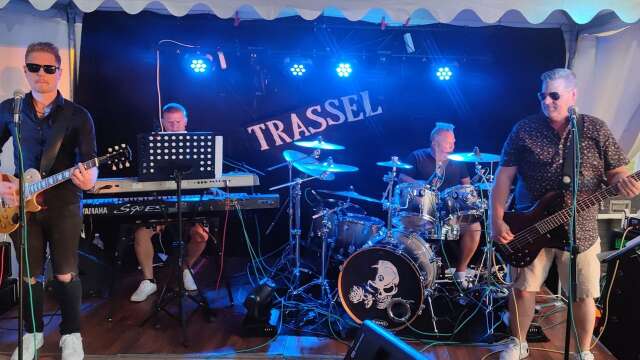 Bandet Trassel består av Mariestadsborna Albin Wiljén, gitarr, Mats Pethrus, synth, Stefan Olsson, trummor och Christian Stenlund, bas.