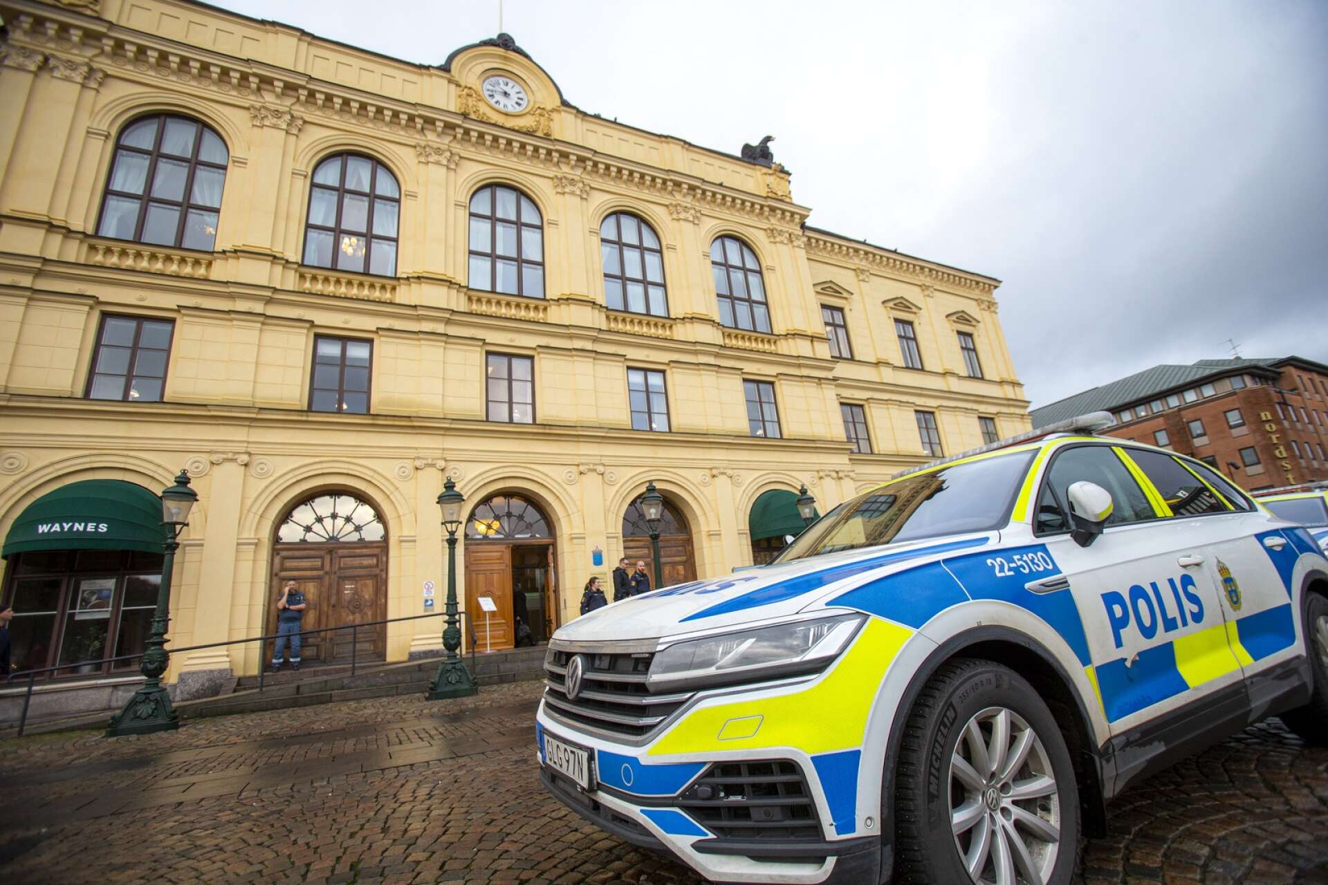 En 28-årig man åtalas vid Värmlands tingsrätt för grov misshandel efter ett blodigt slagsmål på dansgolvet på en av Karlstads nattklubbar.