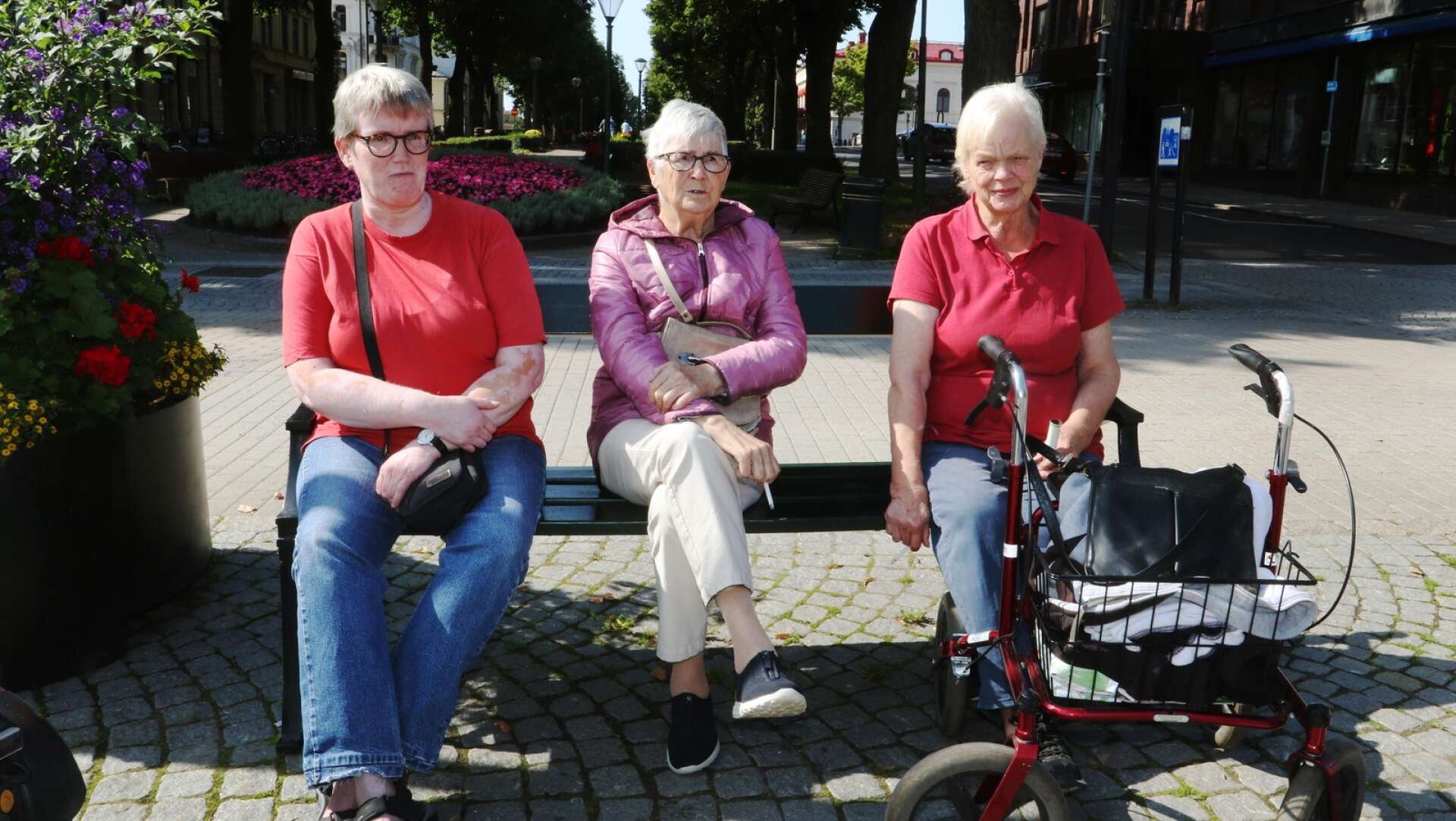 Cecilia Wikström, Inga-Lill Larsson och Inga Broman är lättade över att all verksamhet på sjukhuset inte läggs ned som det ser ut nu. Samtidigt tycker de att Mariestad behöver få ett bättre vårdutbud.