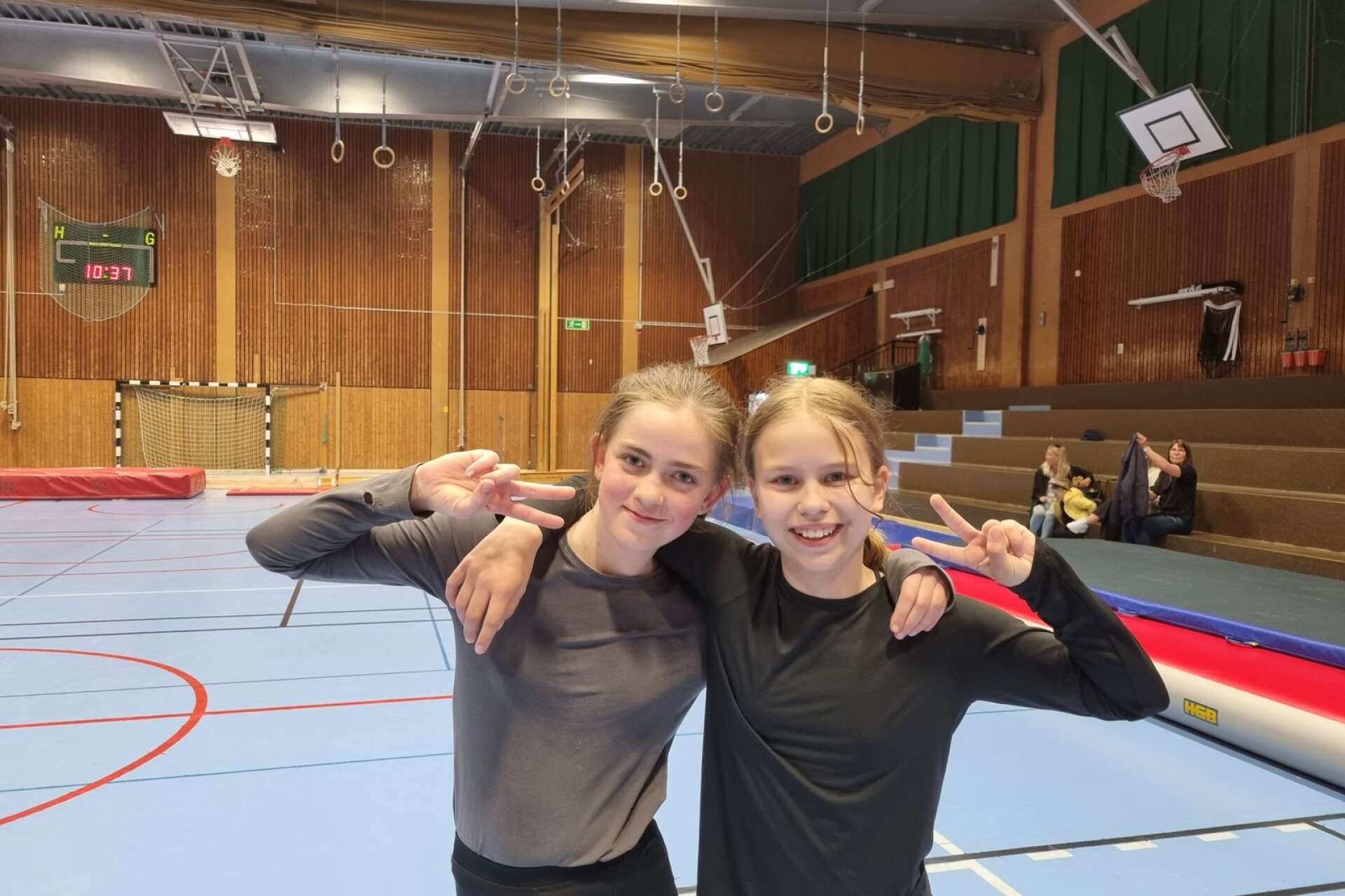 Maja Andersson och Ida Hedin var på toppenhumör efter förmiddagspasset. Runt 350 gymnaster från 18 olika grupper deltog i årets kavalkad.