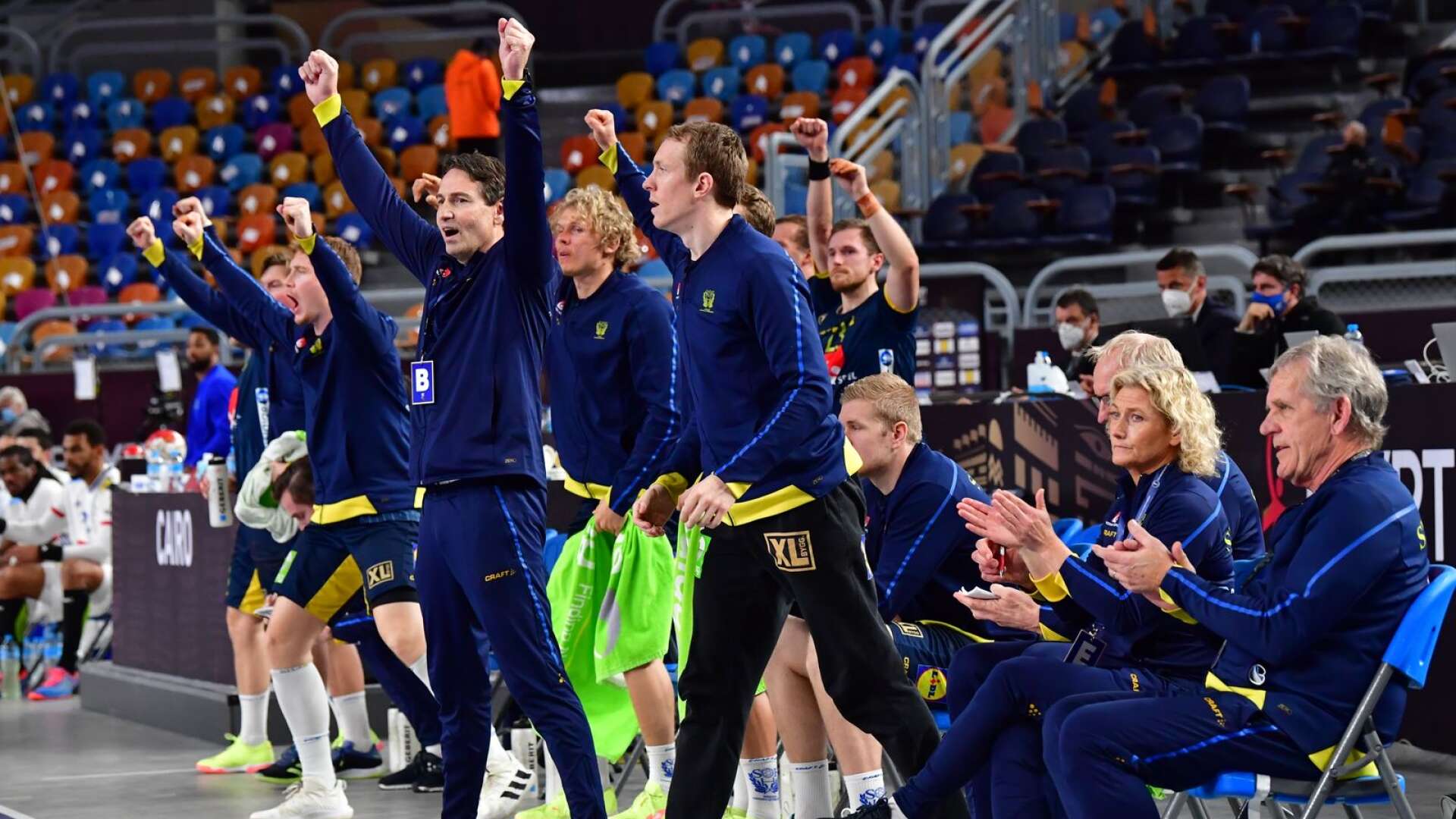 Sveriges förbundskapten Glenn Solberg och bänken jublar under semifinalen mellan Frankrike och Sverige i handbolls-VM i Cairo Stadium Hall i Egypten.

