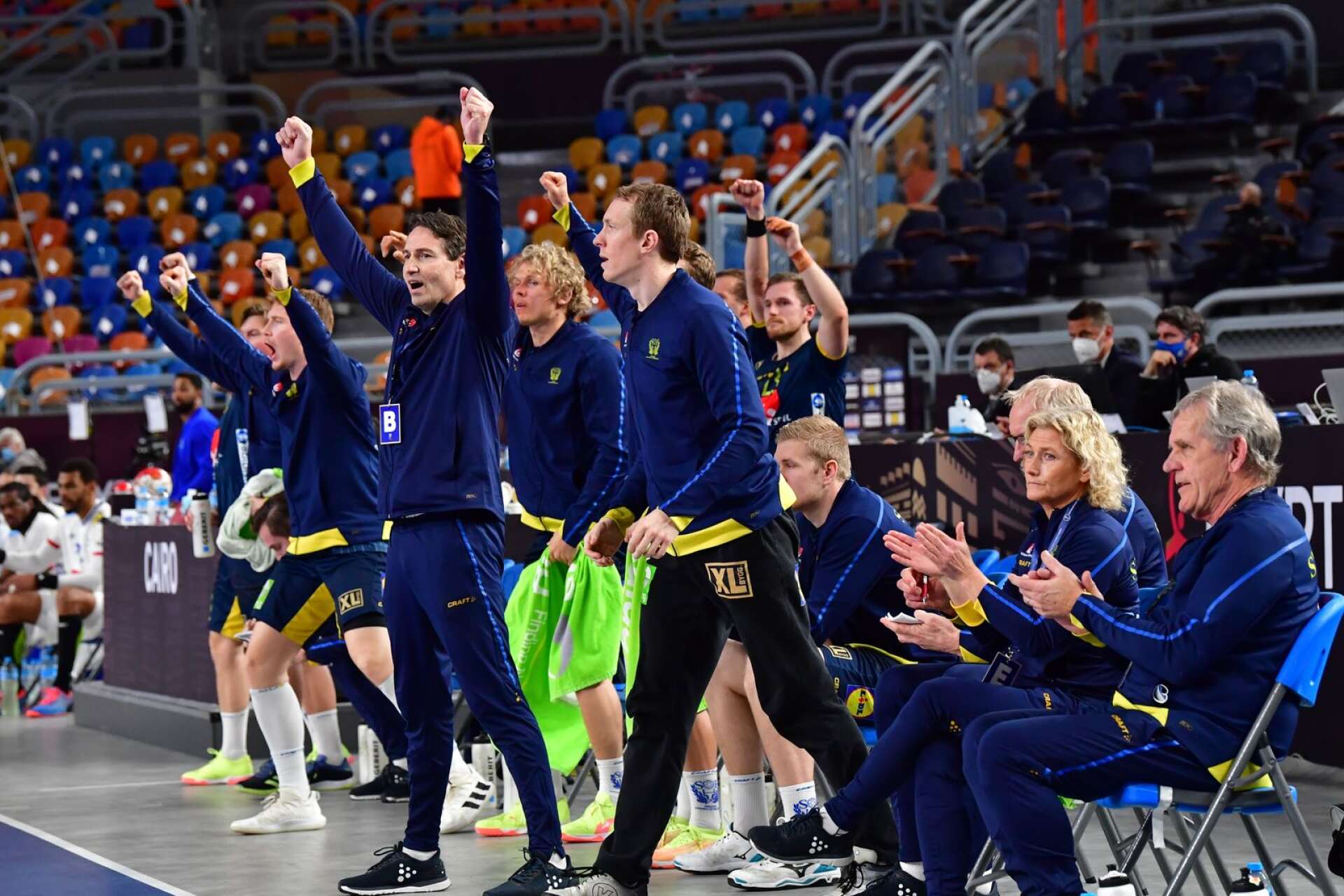Sveriges förbundskapten Glenn Solberg och bänken jublar under semifinalen mellan Frankrike och Sverige i handbolls-VM i Cairo Stadium Hall i Egypten.
