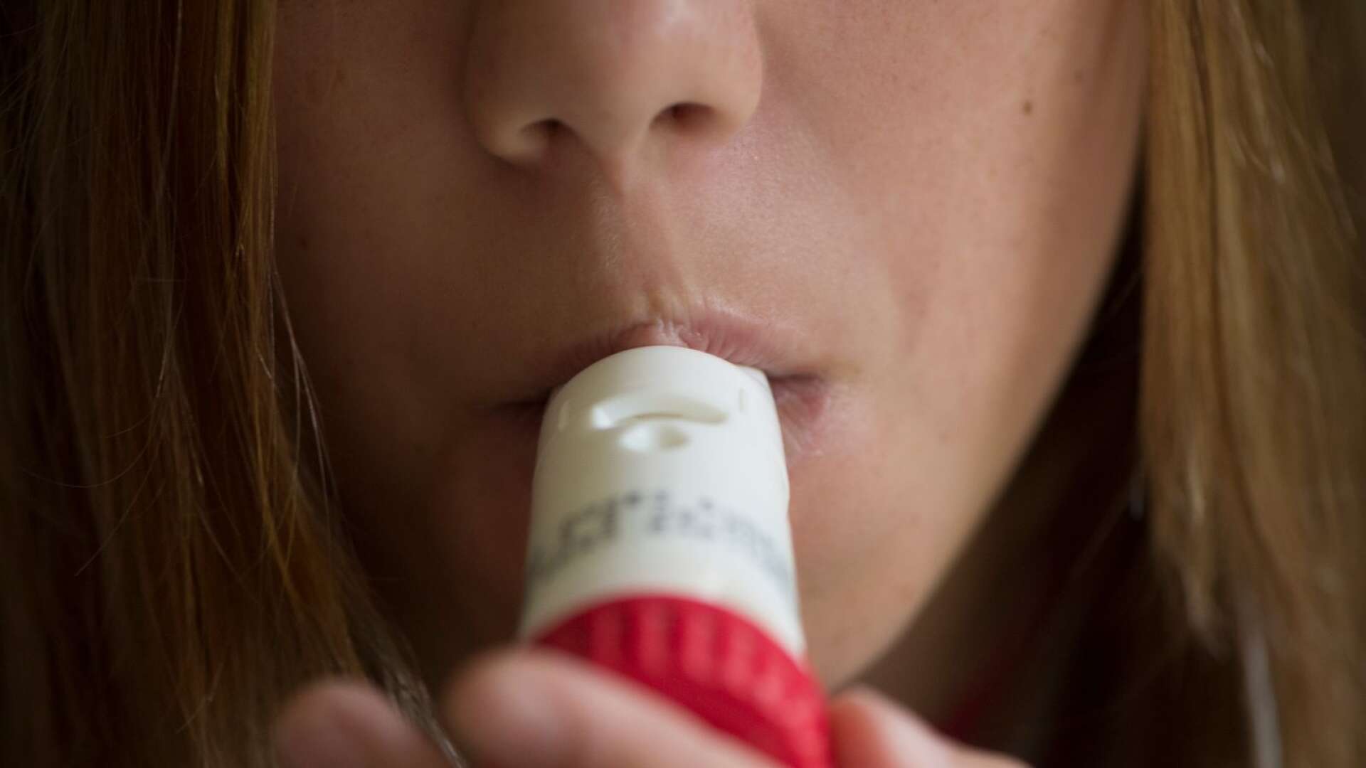 Att leva med astma är som att stundtals tvingas andas genom ett sugrör, skriver Sofie Wadelius och Ingalill Bjöörn.