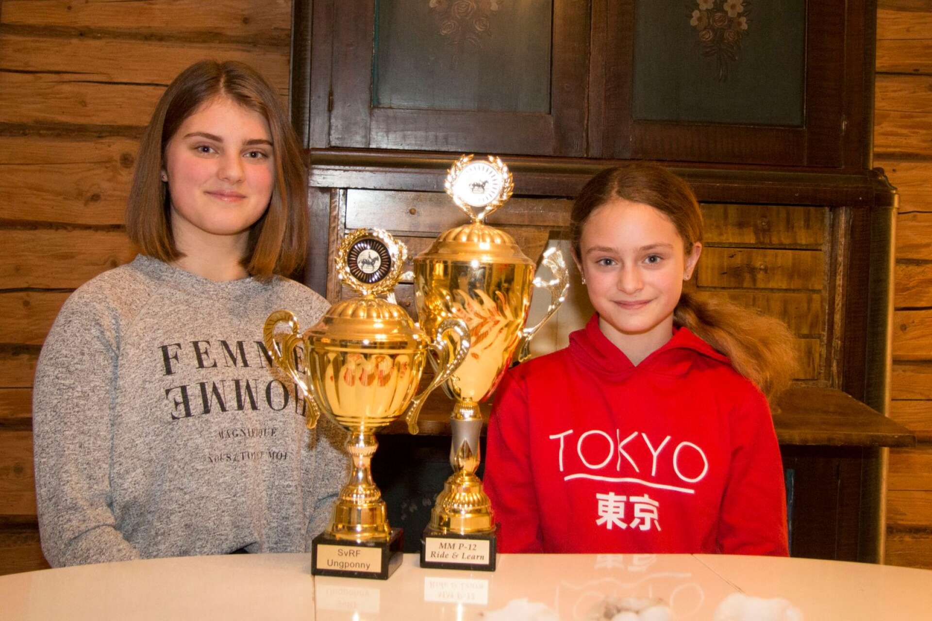 Mathilda Westholm, 16, med silverpokalen från ponny-SM 2020. Lillasyster Ebba, som är elva, fick samma dag en ännu större pokal. Detta tack vare en tredjeplats i finalen av Mats Mellberg Cup, en tävling för ryttare upp till tolv år som i år avgjordes i samband med SM-veckan.