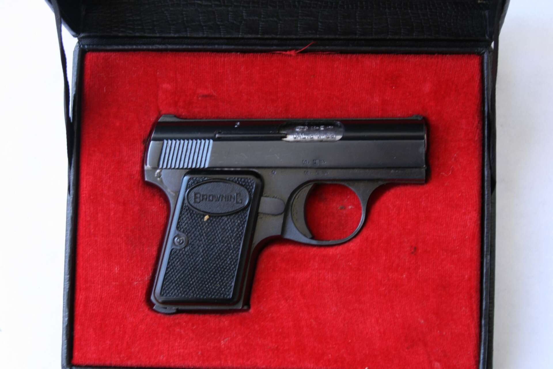 Det var en belgisktillverkad pistol av denna modell som polis hittade i Åmål. 