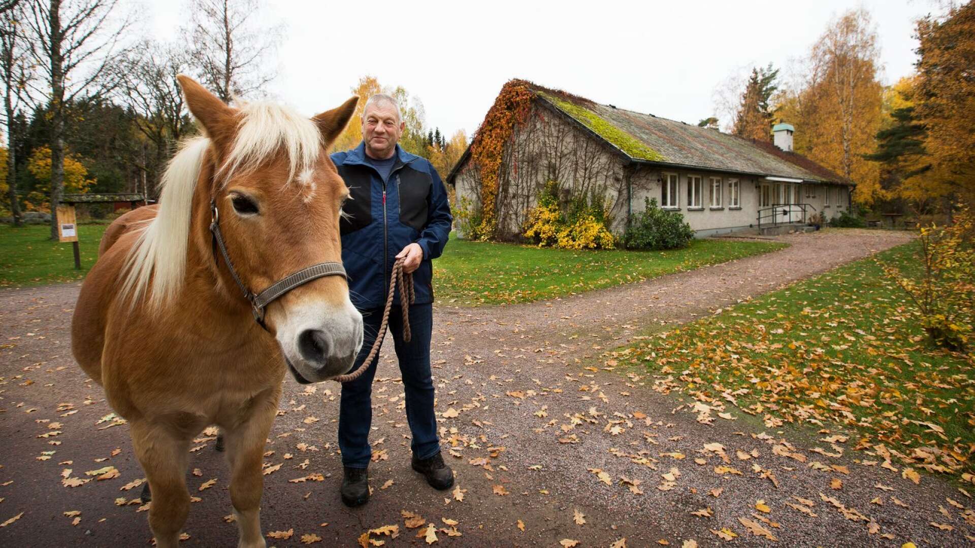 &quot;Jag vill ha församlingshemmet kvar&quot;, säger Sören Haraldsson som bor granne med kyrkan och tog en promenad med Fuxen.