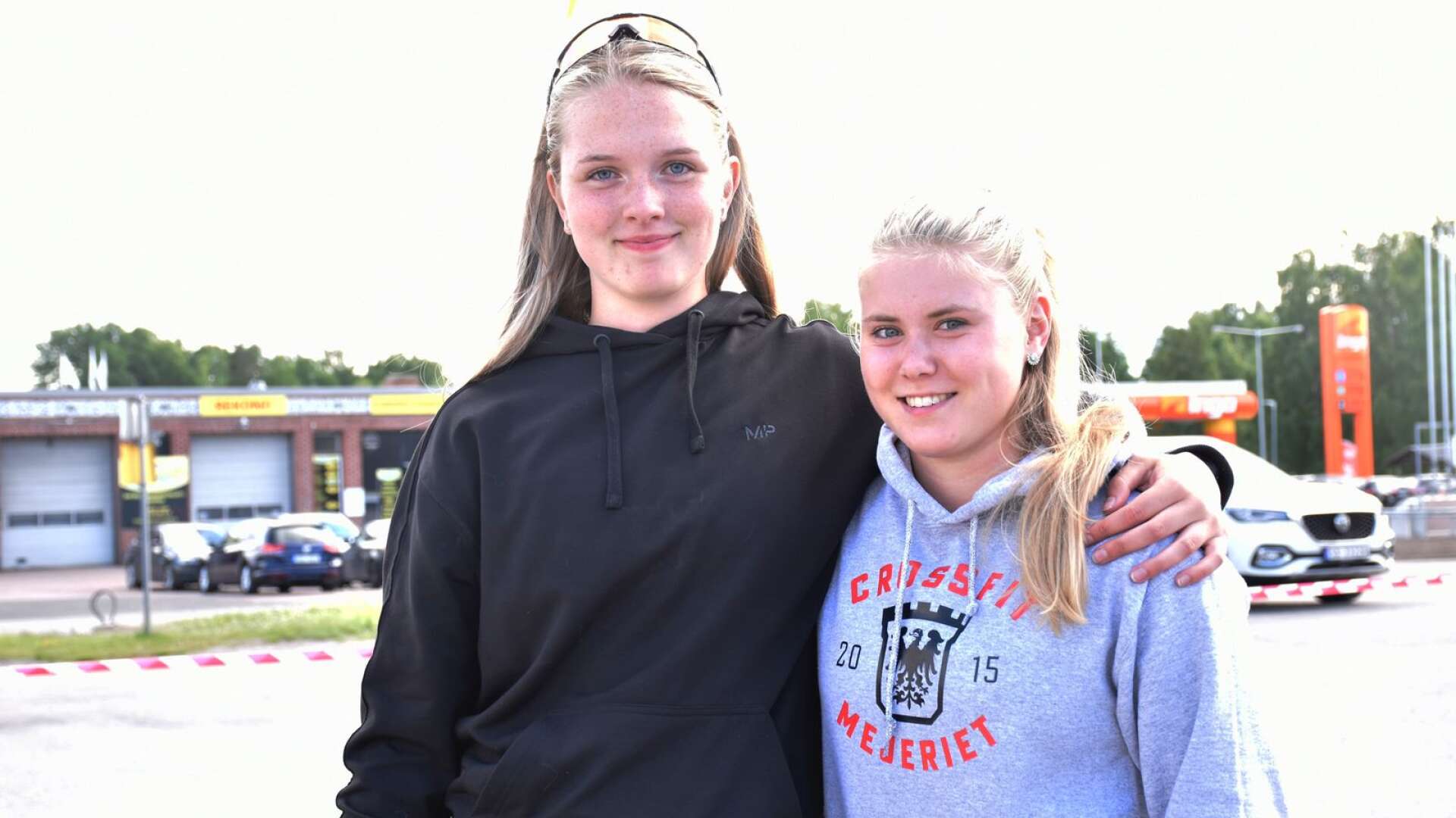 Ella Gustafsson Olsen, 16 år, och Klara Skärskog, 20 år, var tävlingens yngsta domare. 