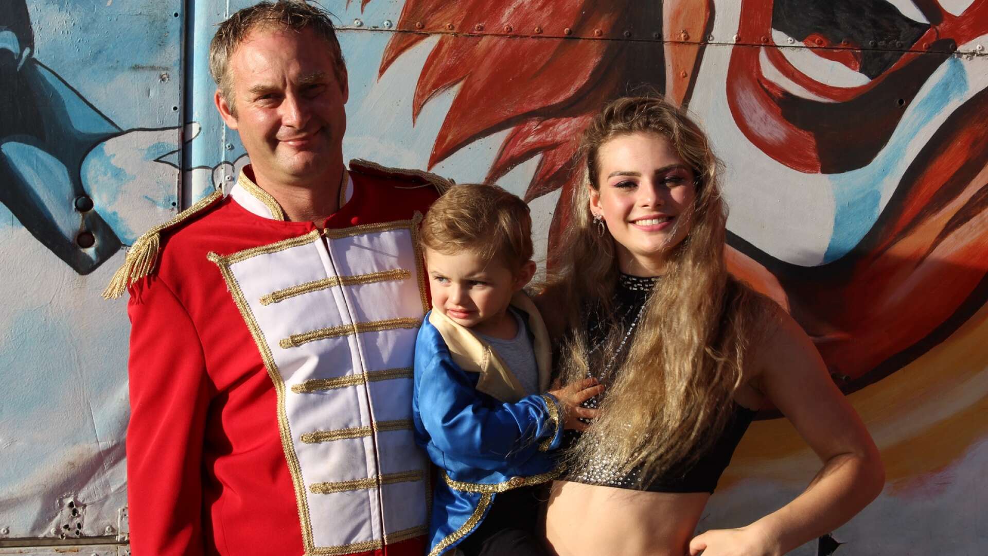 Tre generationer av cirkus. Angelo Hertzberg med barnbarnet James och dottern Mandy Sperlich.
