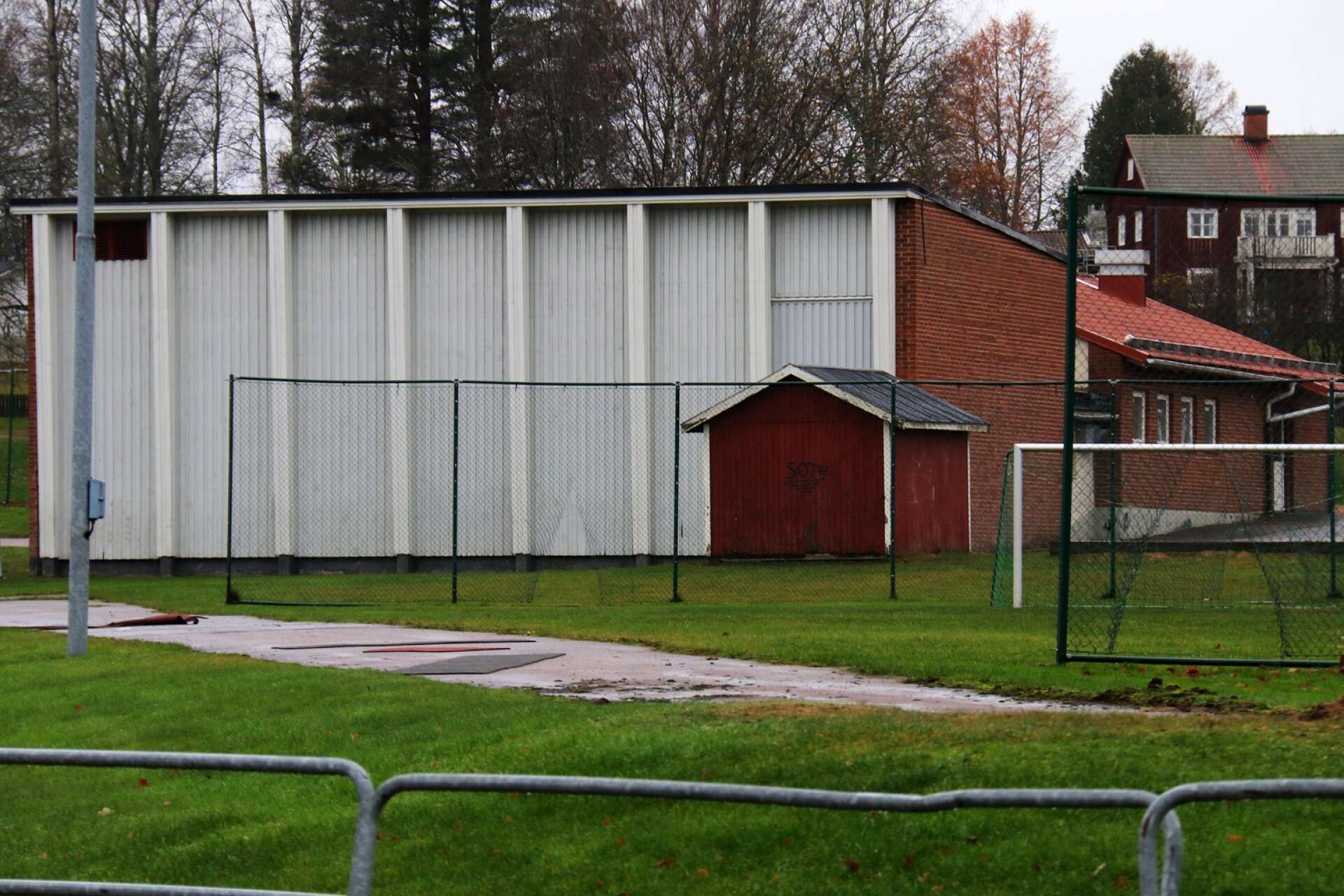 Det dröjer ytterligare innan den gamla idrottshallen på Skäggebergsskolan ersätts med en ny.