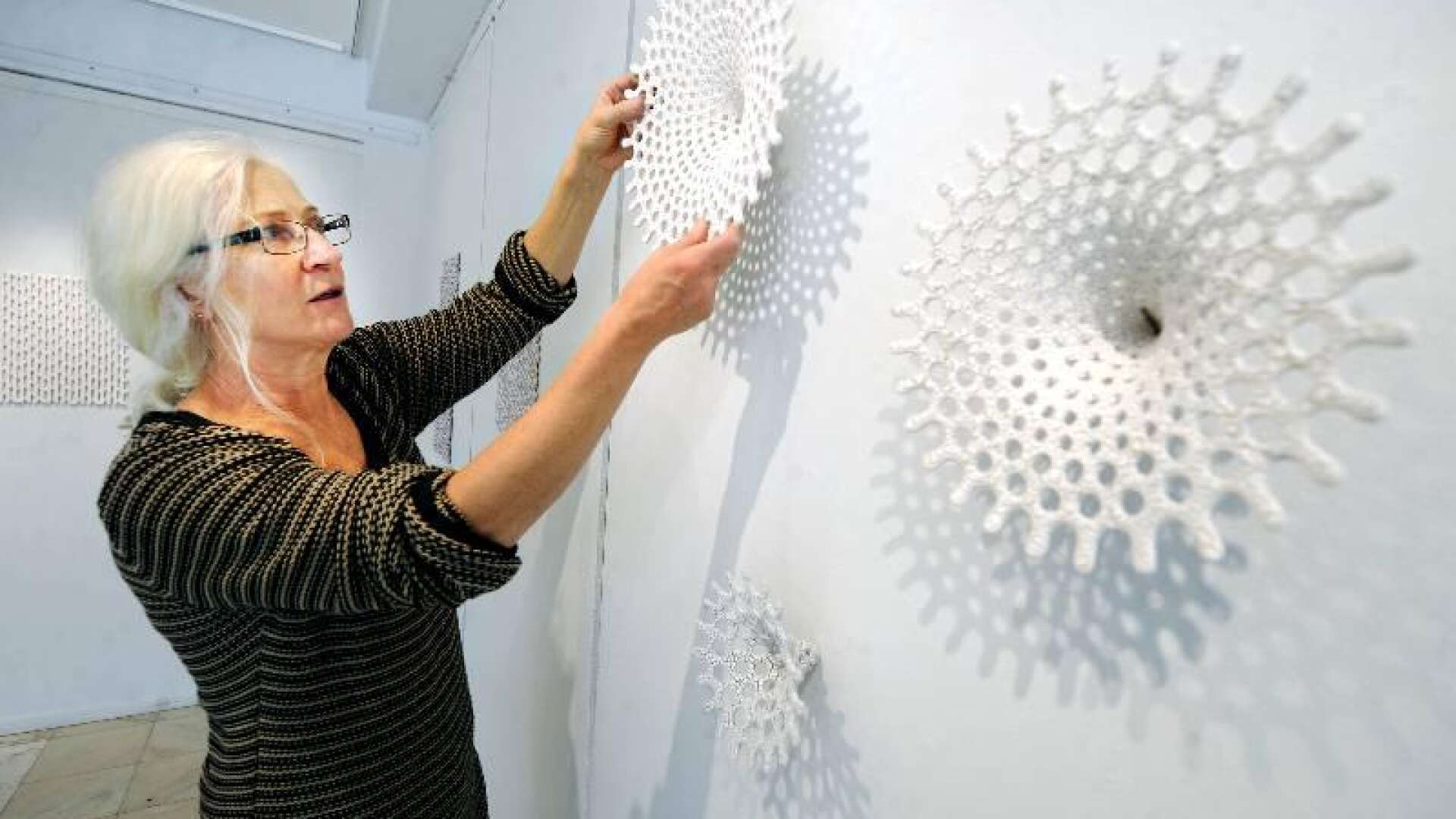 Karin Östberg, keramiker i Göteborg, ställer ut på Konsthantverkarna i Karlstad under en månad. I dag är det vernissage. Foto: Linn Malmén