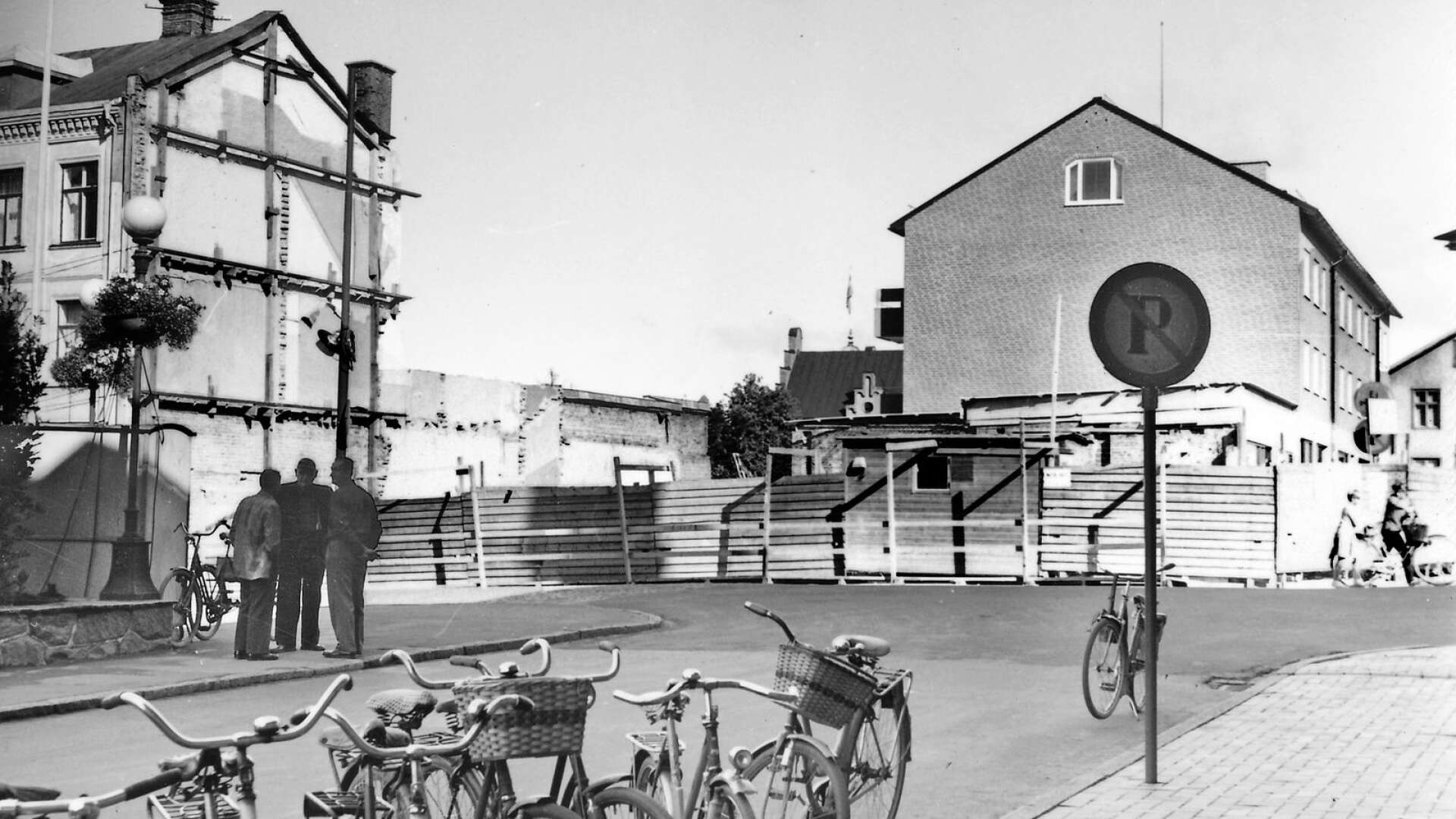 Här har urmakare Perssons hörnhus rivits och grannfastigheten som byggdes av hans måg har också jämnats med marken. Det hände för 61 år sedan.