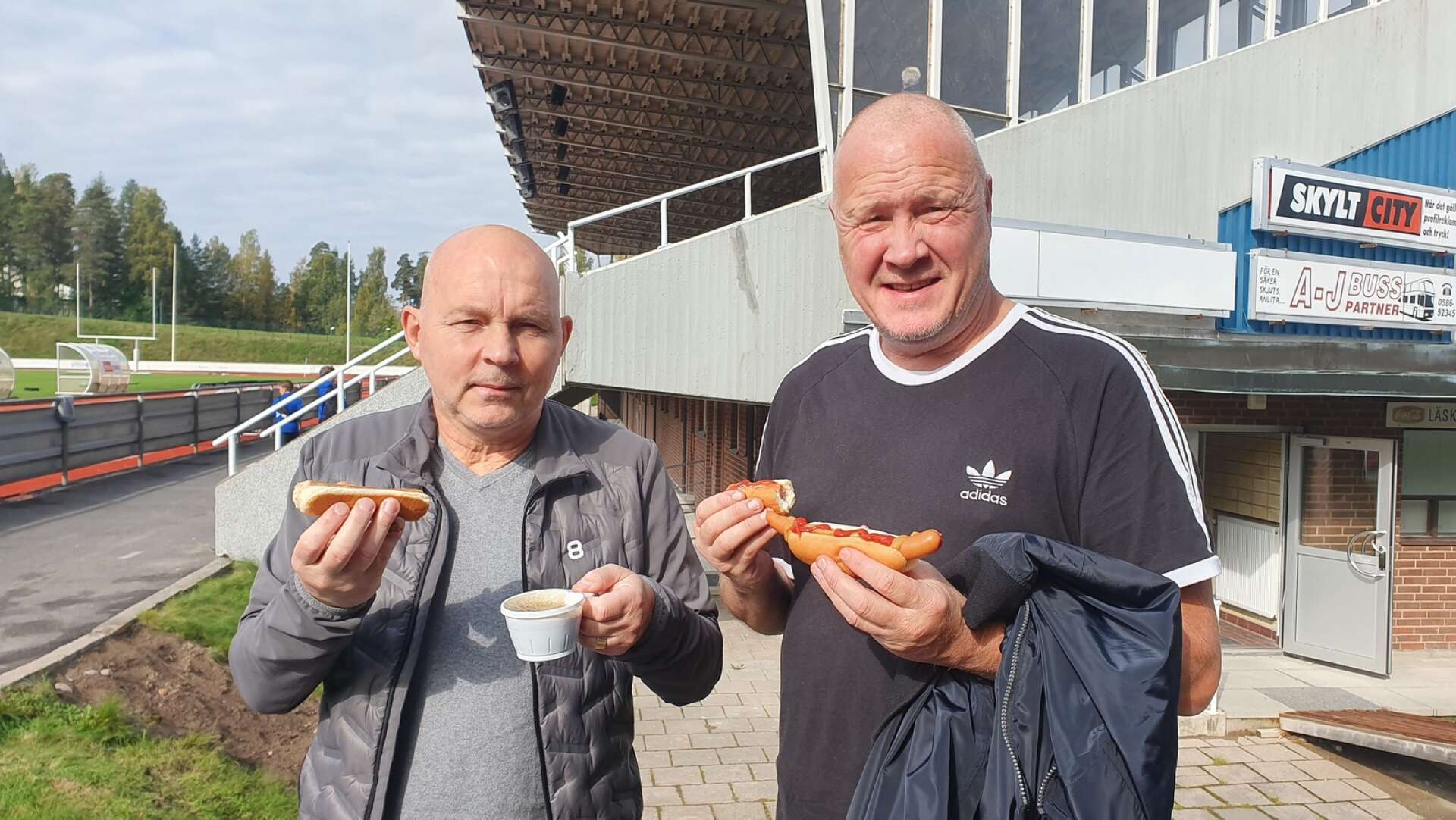 Den nyblivne morfadern Janne Sjöberg och Håkan Ågren, kompisarna från Degerfors som tillsammans fört RIK Karlskoga uppåt i seriesystemet.