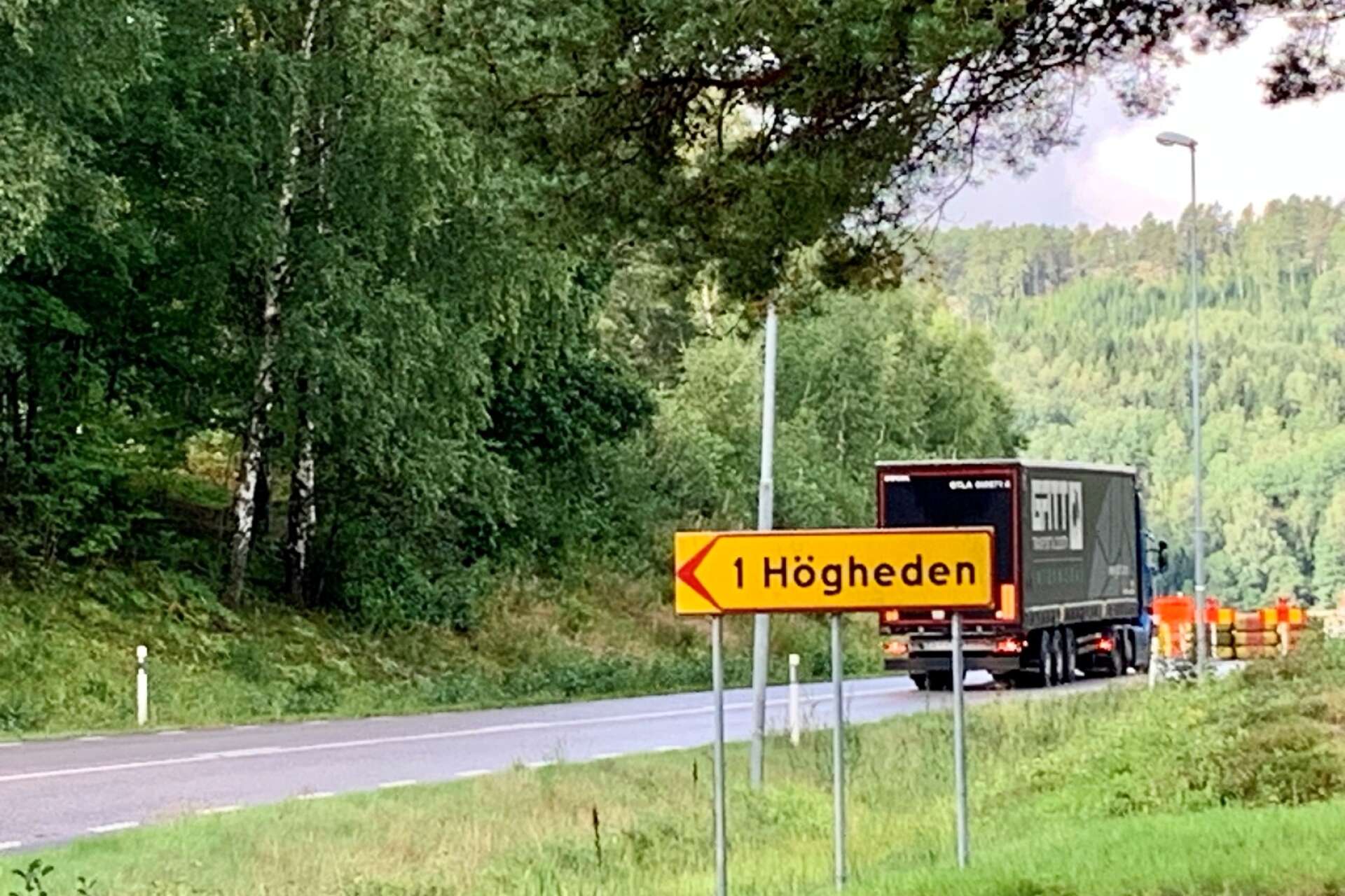 Länsväg 164 är avspärrad i Edsleskog. Trafikverket uppmanar trafikanter att välja väg 2236, mellan Tösse och Dals Långed i stället.