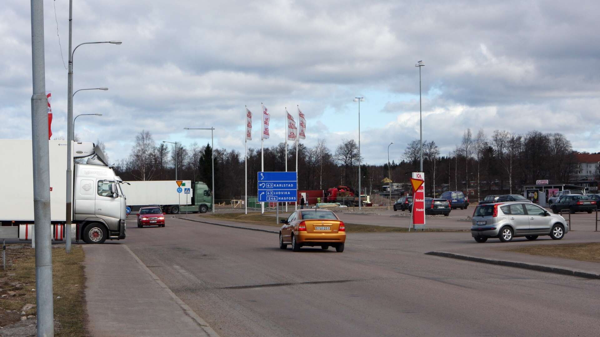 Genrebild från Konsul Lundströms väg i Filipstad. Fordonen på bilden har ingen koppling till innehållet i insändaren.