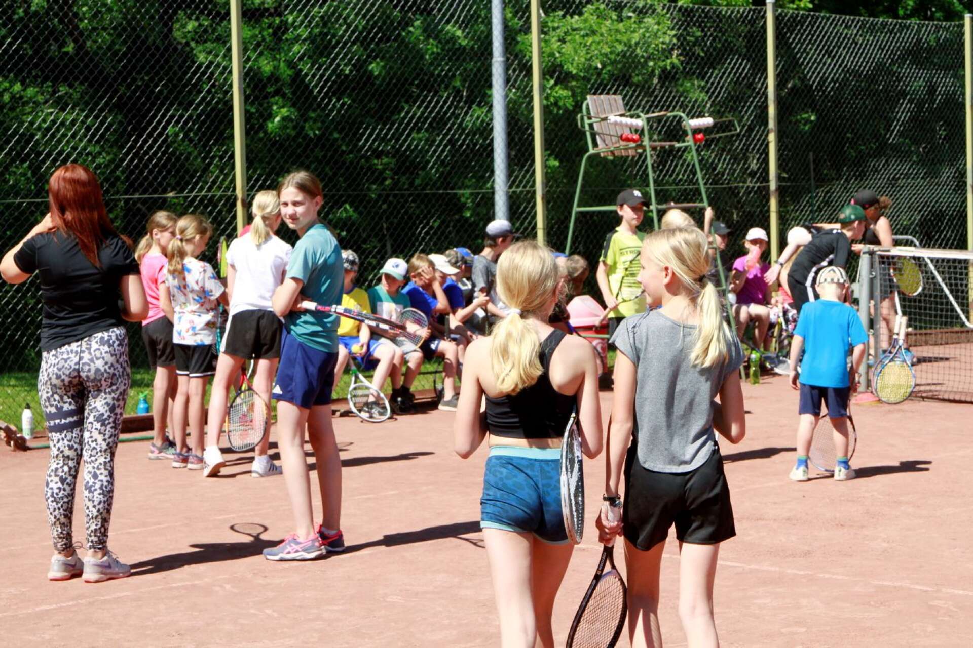 Det var många som deltog på första dagen av Kristinehamns TK:s sommarläger. Här samling inför eftermiddagens träning. 