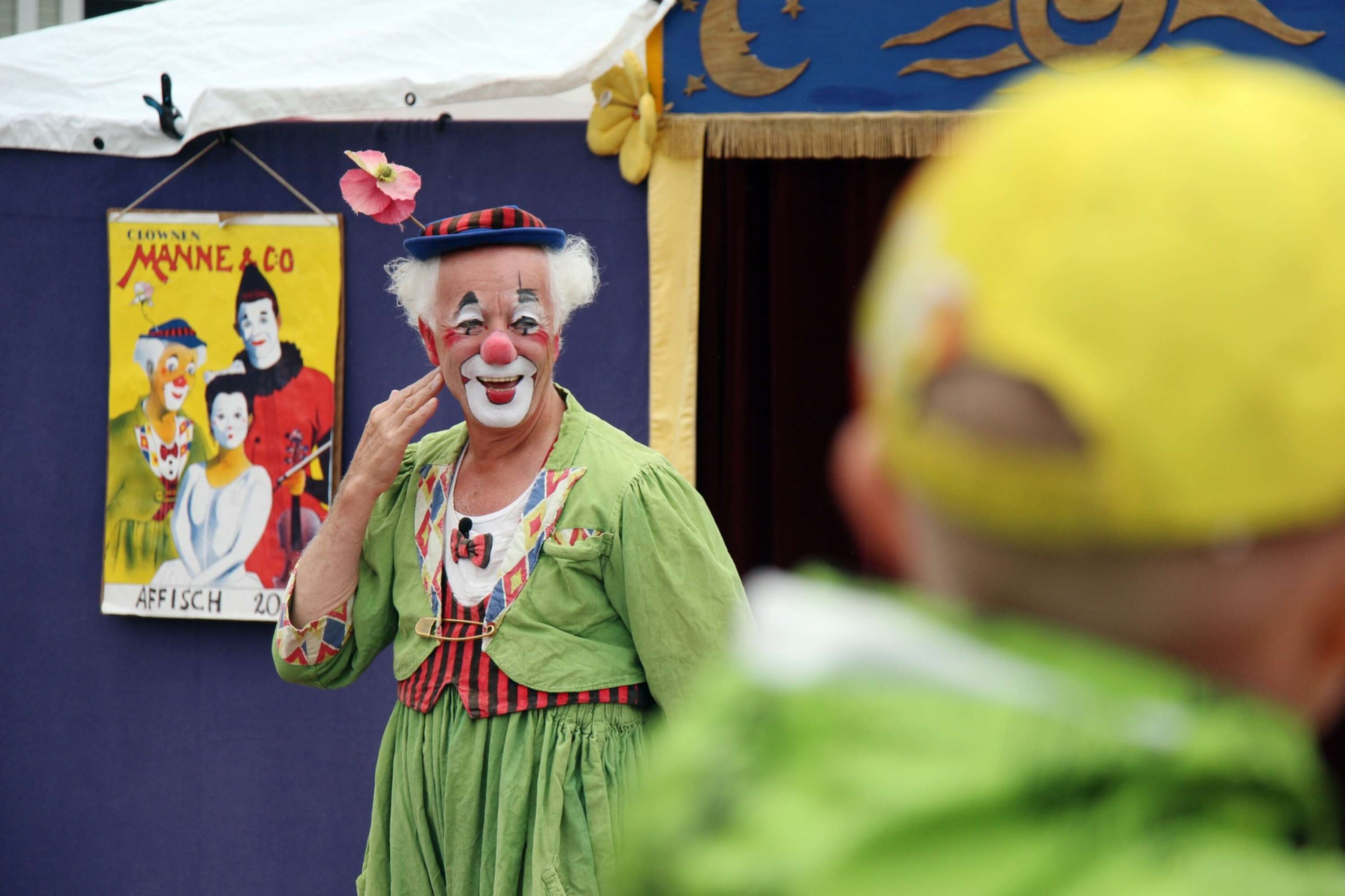 Manne af Klintberg, som framträder som clownen Manne, får medaljen Litteris et artibus. 