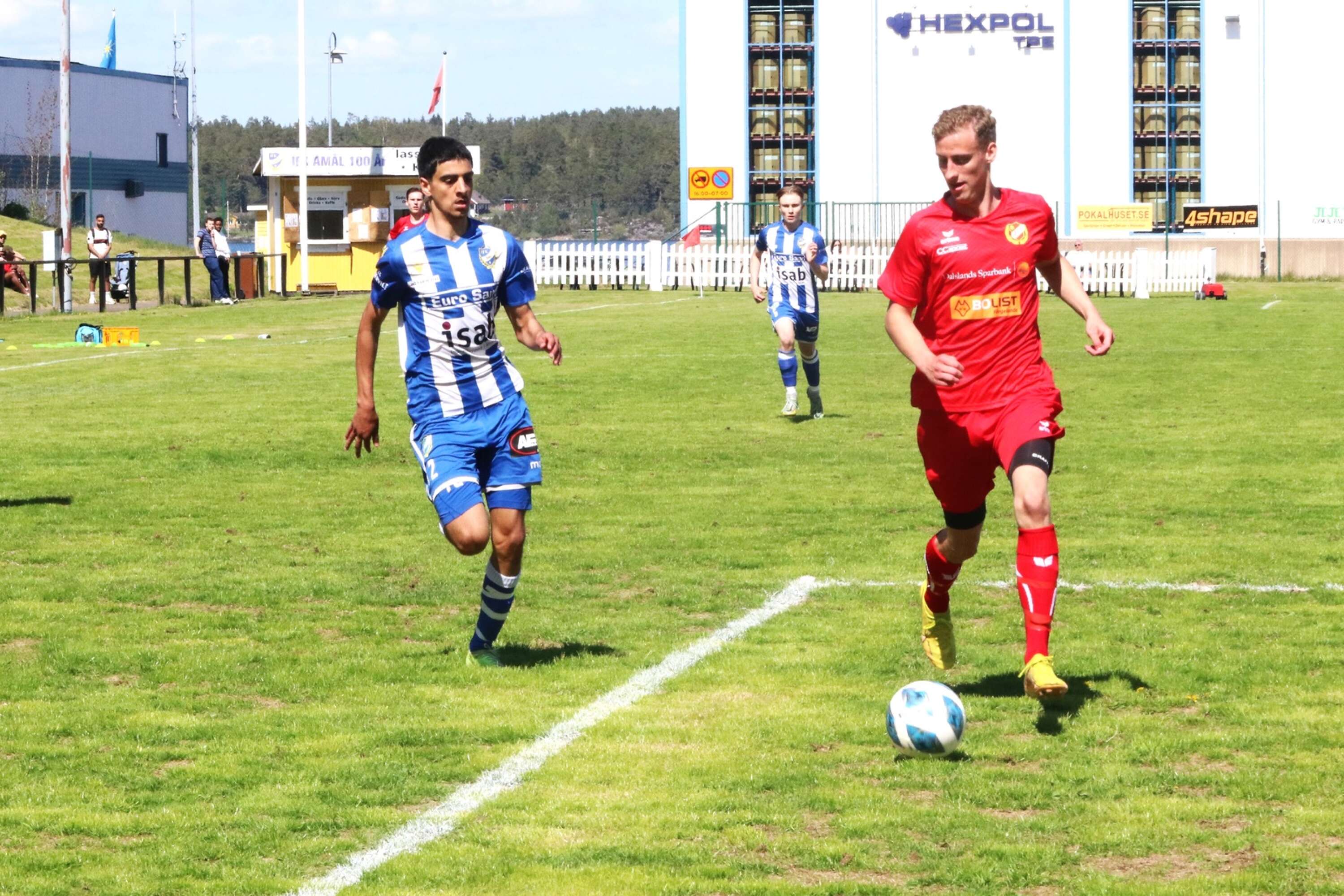 Färgelandas Erik Stensson, med bollen, jagas av IFK Åmåls Hamza Chihadeh.