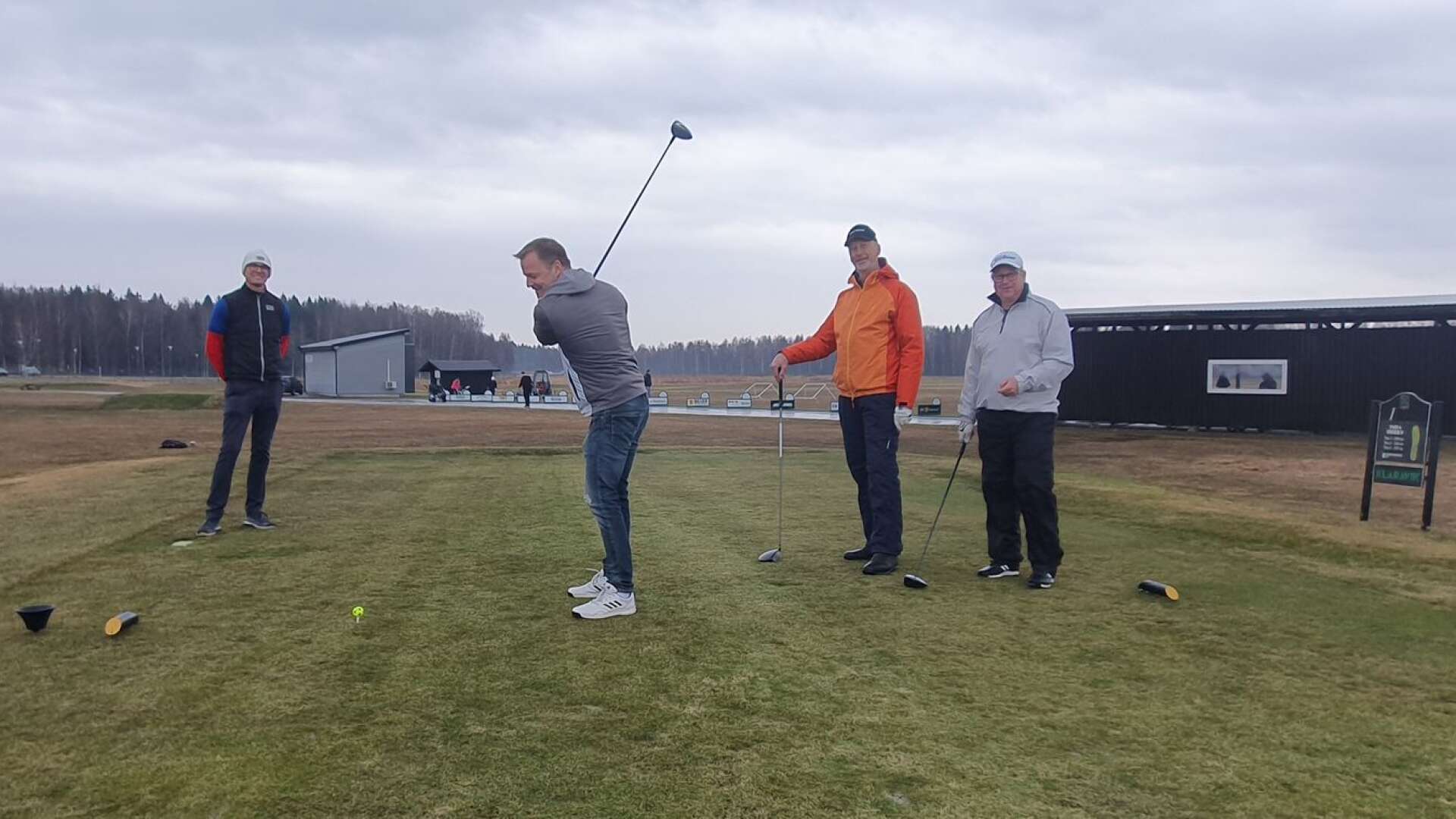 Här inleder Rickard Axinger den värmländska golfsäsongen tillsammans med Mats Lilja och Bengt Haglund. Till vänster syns klubbchefen Martin Lindén.