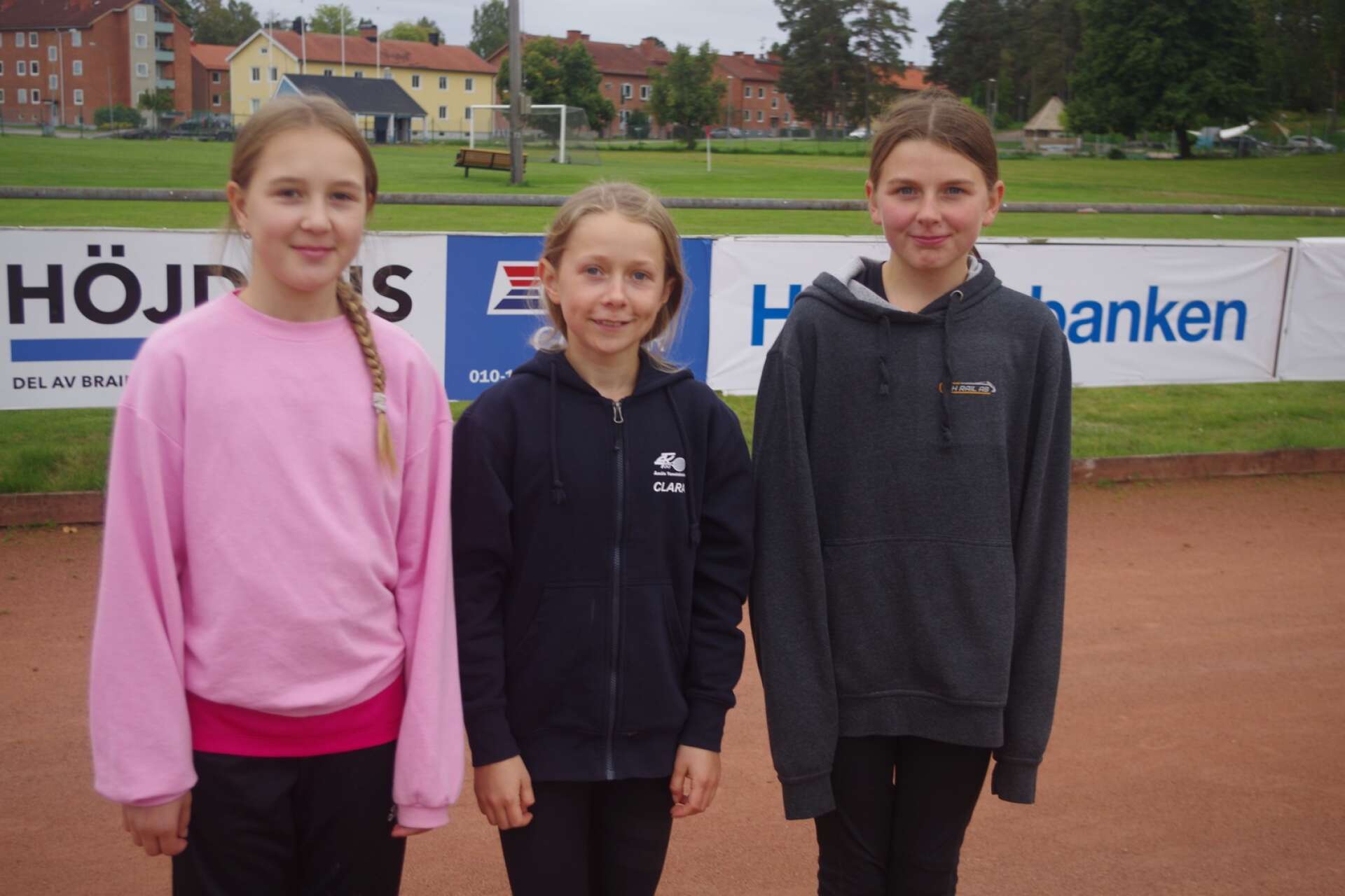 Klasskompisarna Nikki Lindroth Zlatev, Clara Johansson och Elsa Wigstrand Högberg från klass 6C var med på friidrottsdagen.