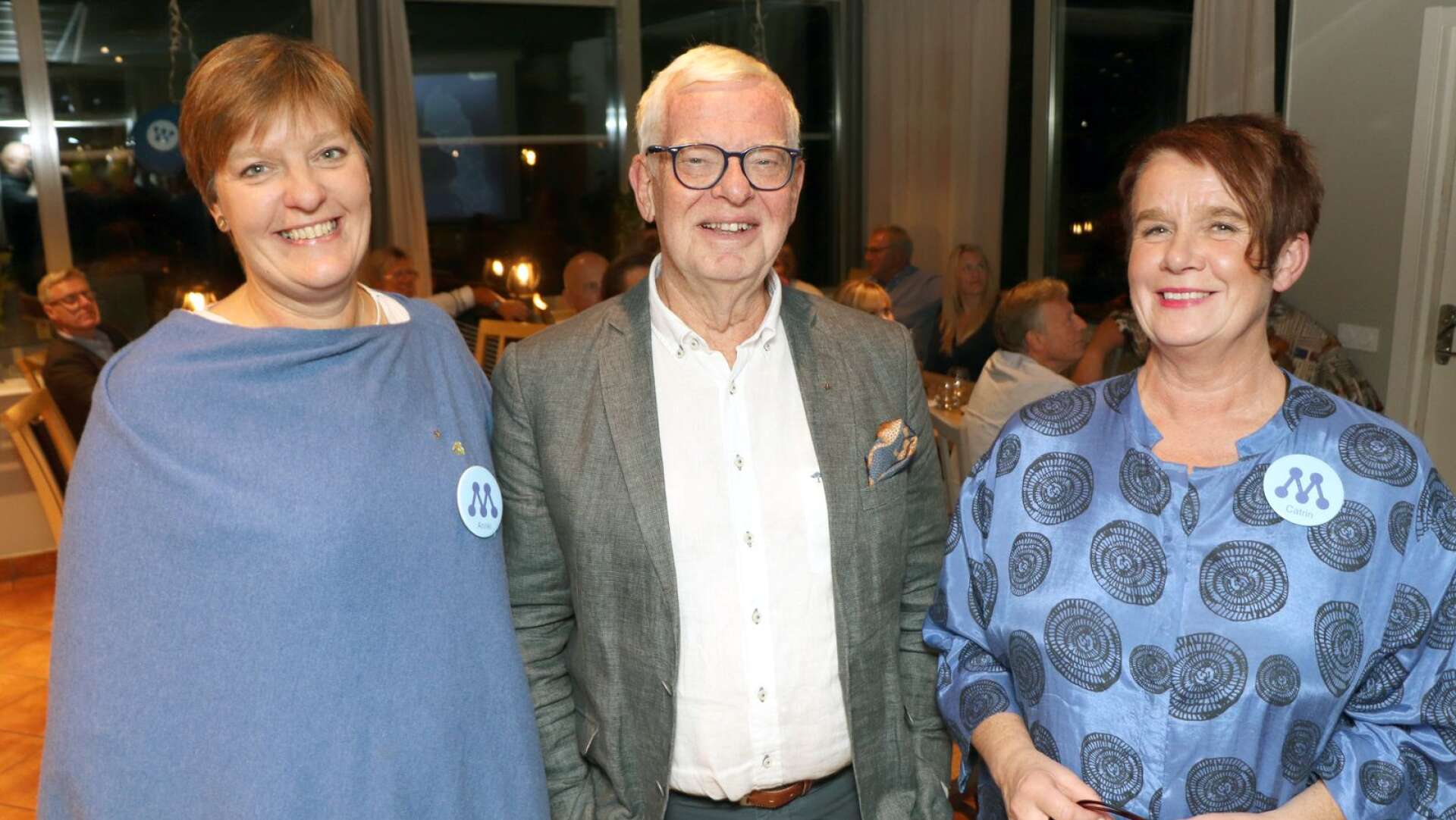Moderaterna hade hälften kvinnor, hälften män på valsedeln inför valet 2022. Ann-Christin Fredriksson (M), Ola Söderpalm (M) och kommunstyrelsens ordförande Catrin Hulmarker (M) på valnatten. Moderaterna fick 13 mandat i Hjovalet 2022. 