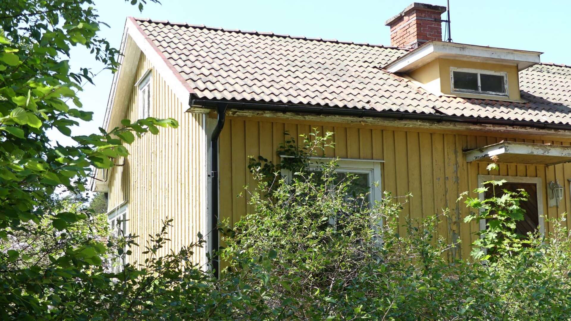 Ägaren till den förfallna villan på Granvägen ska nu krävas på vitet av 75 000 kronor. 