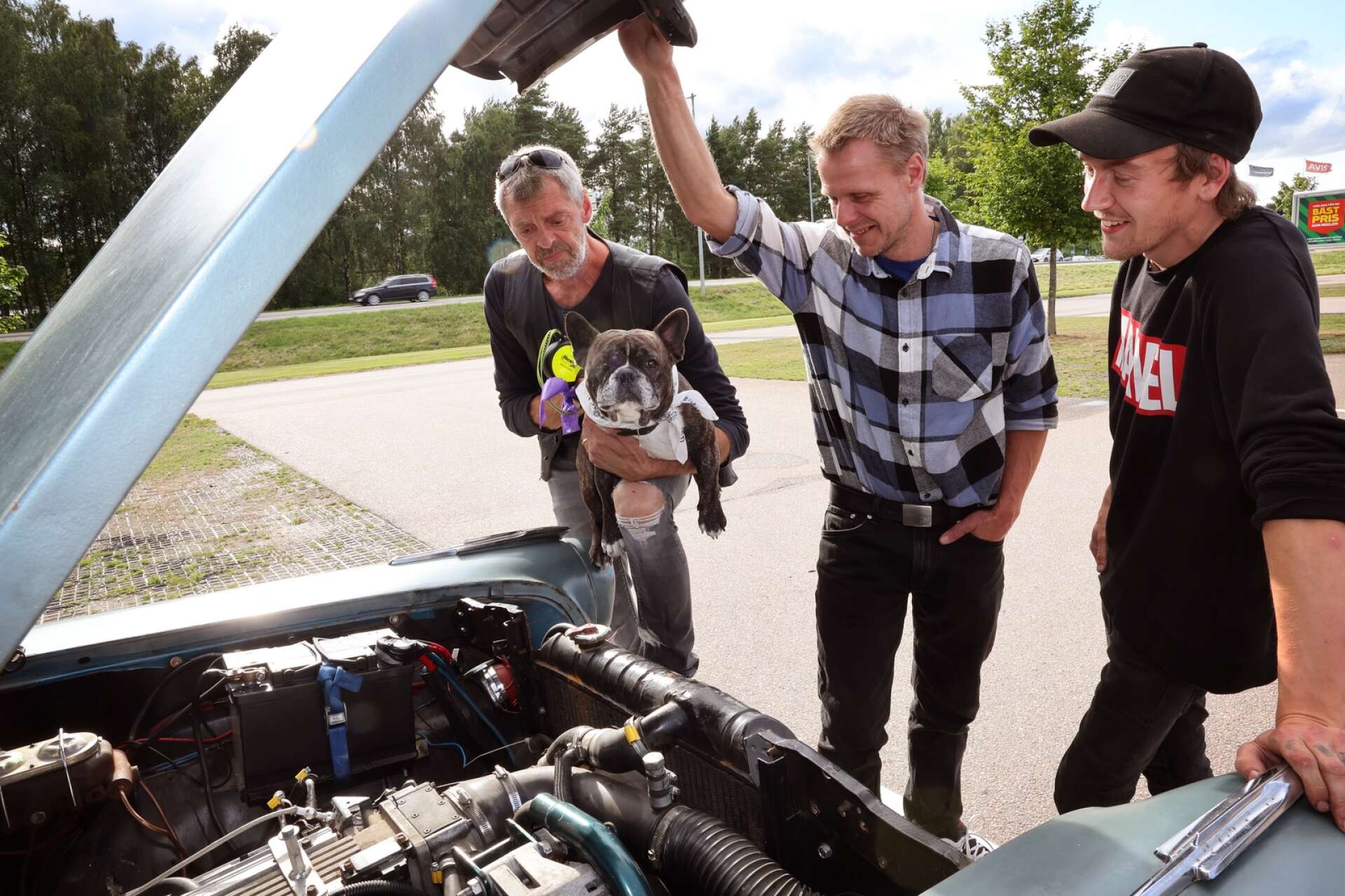 Hunden Rambo checkar in motorn och ser till att allt ser bra ut innan alla bilar drog iväg. På Bilden Jonas Lindblad, Björn Olsén och Daniel Eklund.