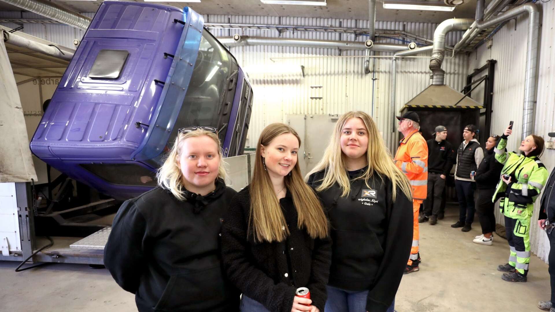 Emma Sondell, Stina Sahlgren och Unni Bladh testade vältlastbilen när Fordons- och transportprogrammet på Kavelbro höll öppet hus.