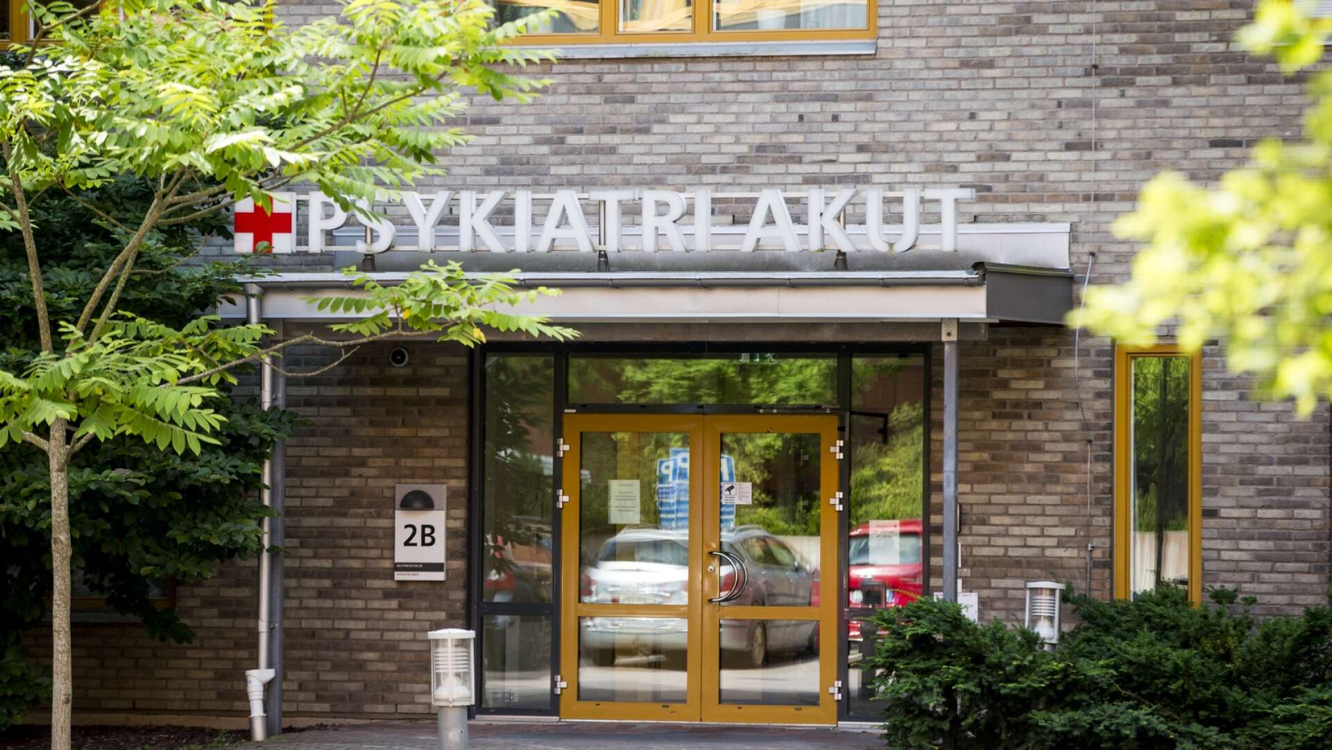 Psykiatriska kliniken vid Centralsjukhuset i Karlstad förbjuds arr jobba med våldsamma patienter tills en rad åtgärder vidtagits.