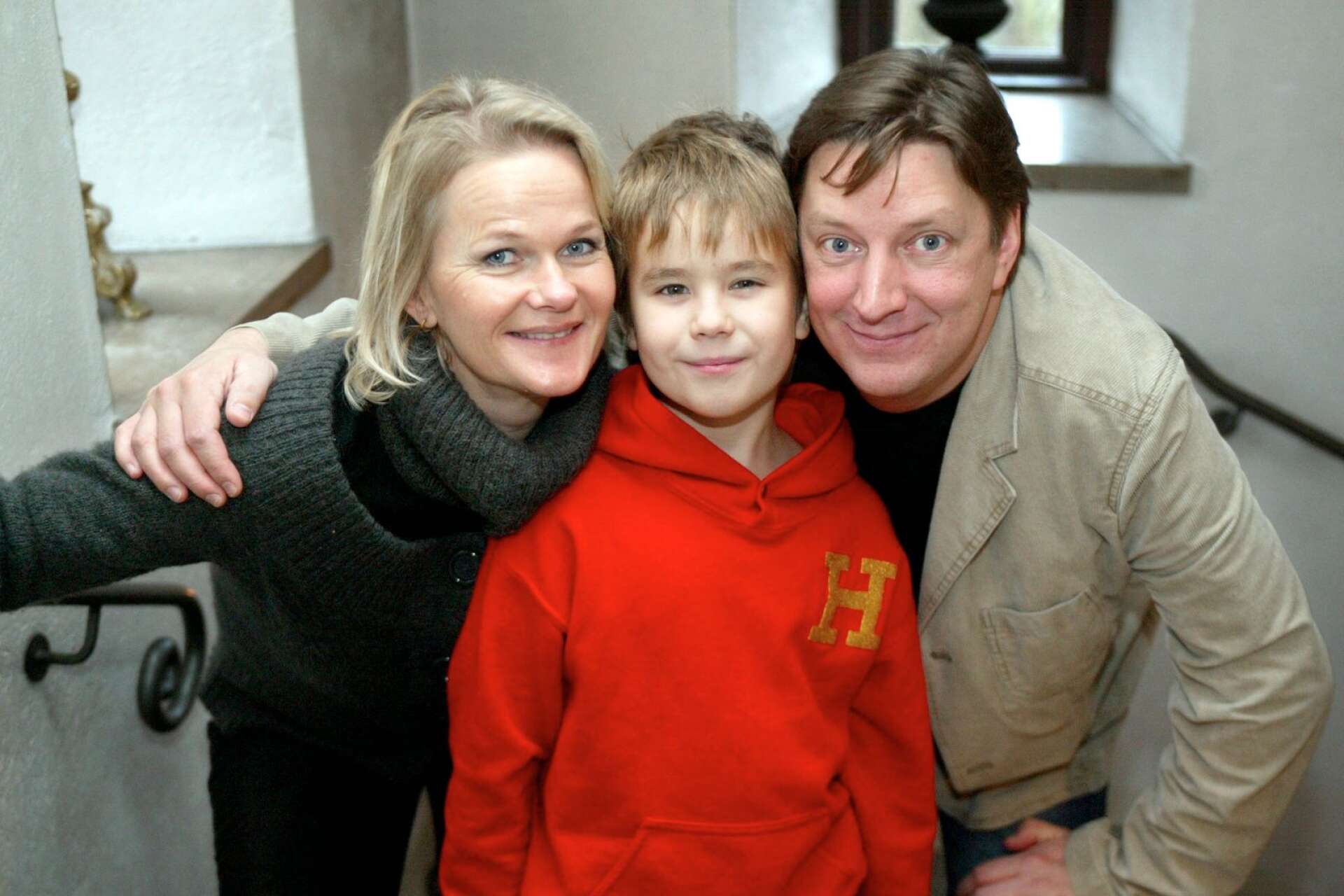 1991 gjorde barnboksförfattarna Sören Olsson och Anders Jacobssons succé med Sunes jul. 2003 fick de chansen igen och gjorde Håkan Bråkan med Sissela Kyle, Axel Skogberg och Per Svensson. 