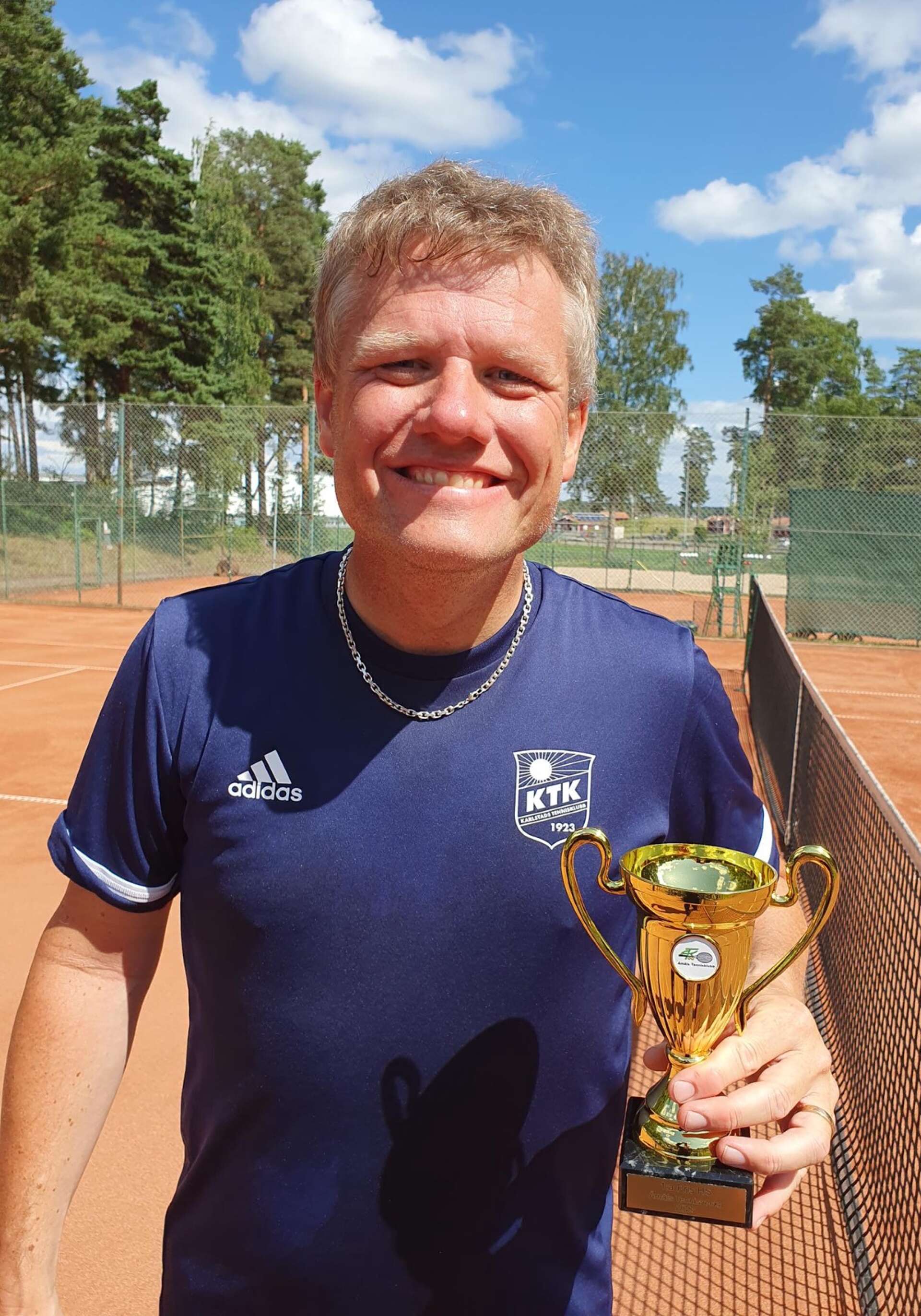 Thomas Friberg, Karlstad TK, med segerbucklan efter vinsten i Åmåls tennisvecka.